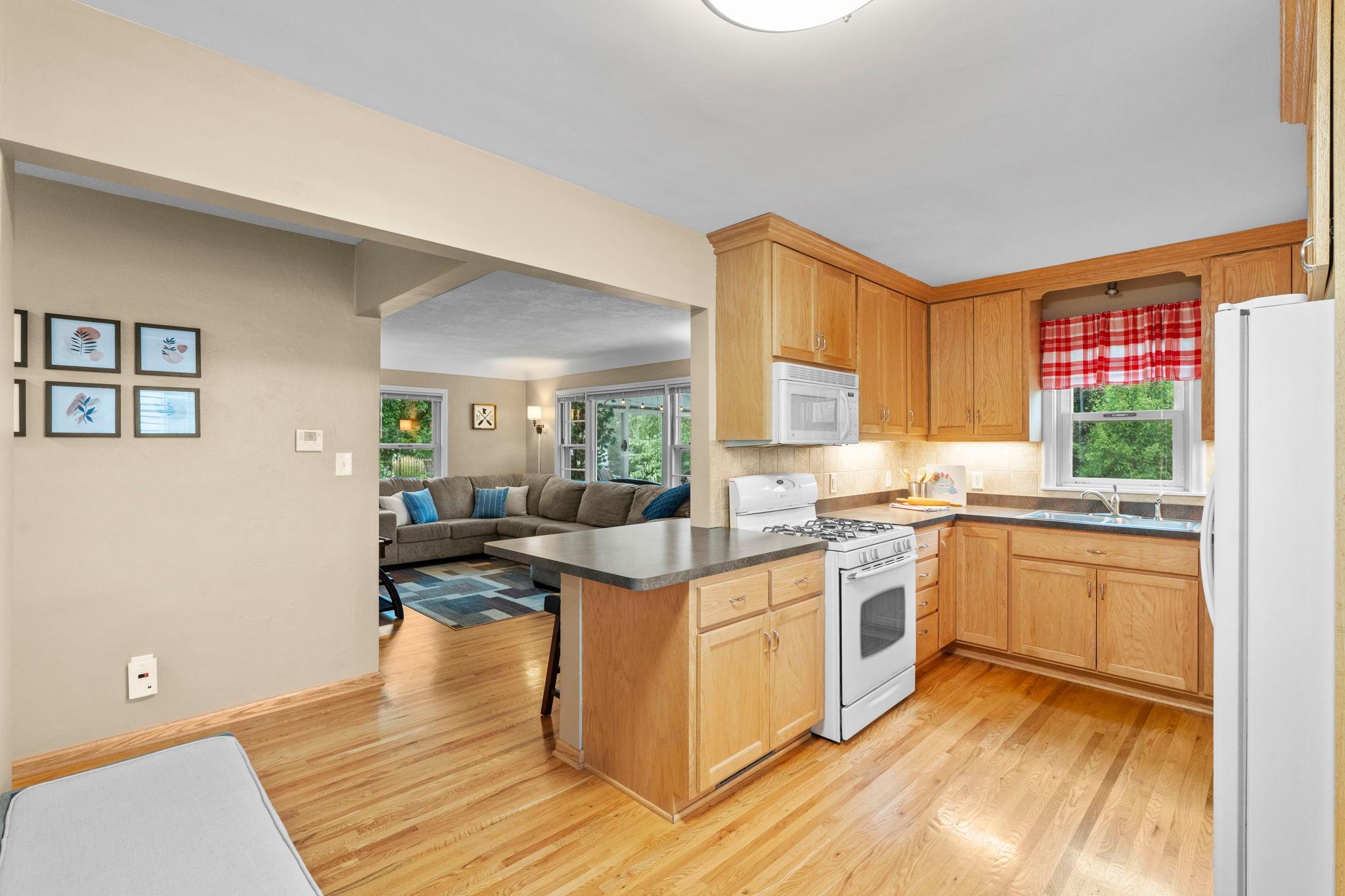 280 Winona Street E Property Photo 14