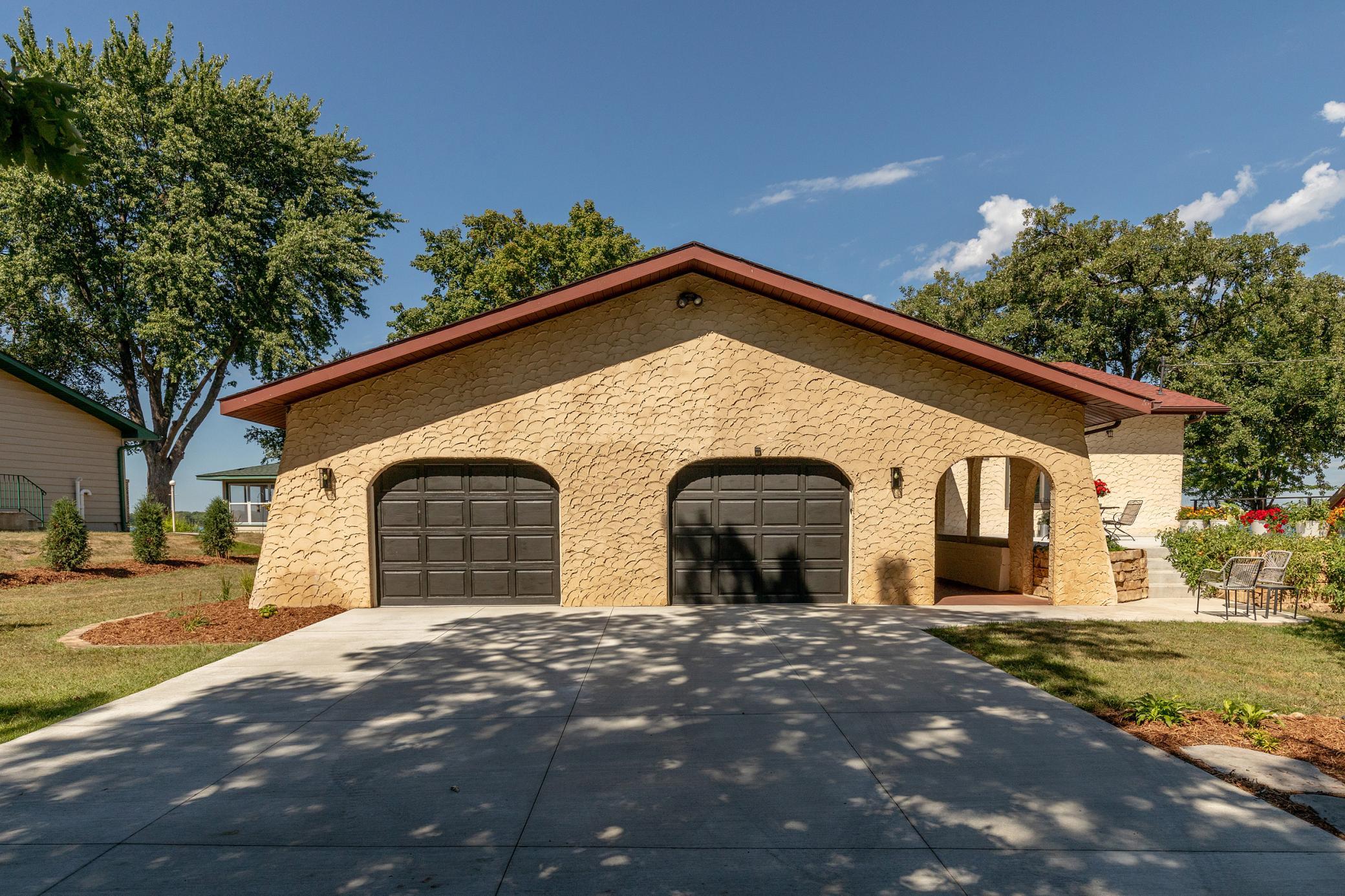150 Lake Drive E Property Photo 10