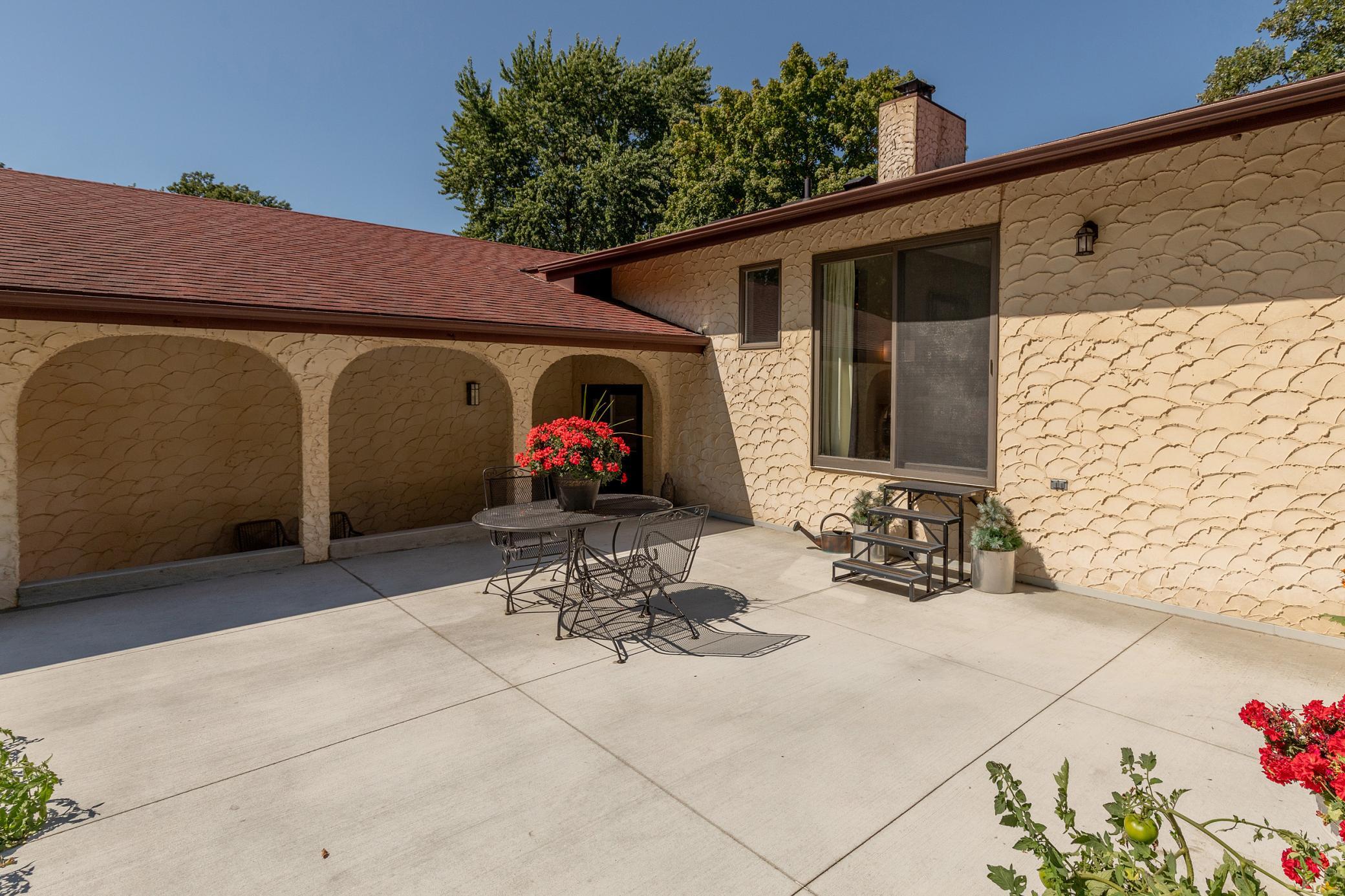 150 Lake Drive E Property Photo 11