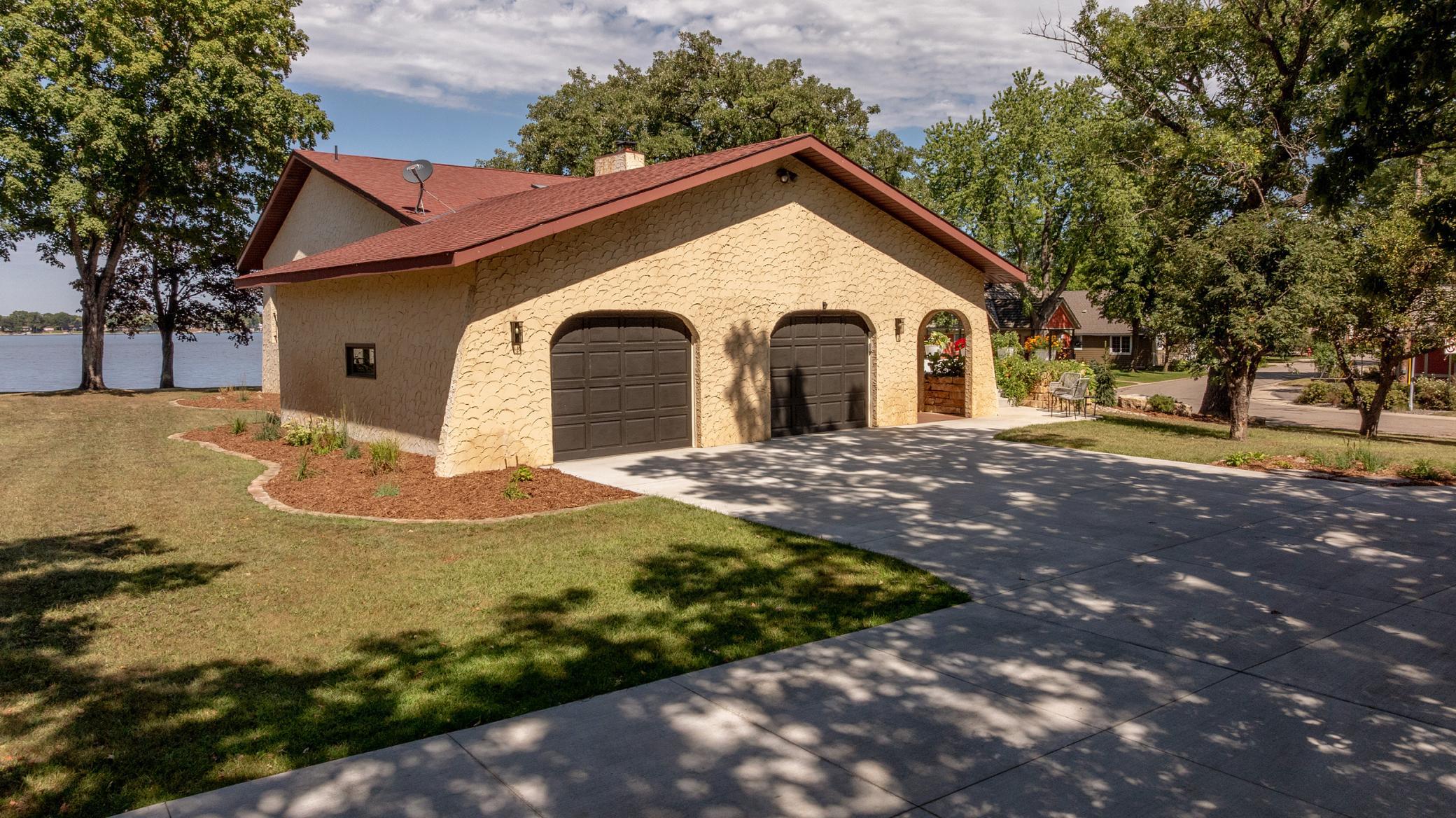 150 Lake Drive E Property Photo 43