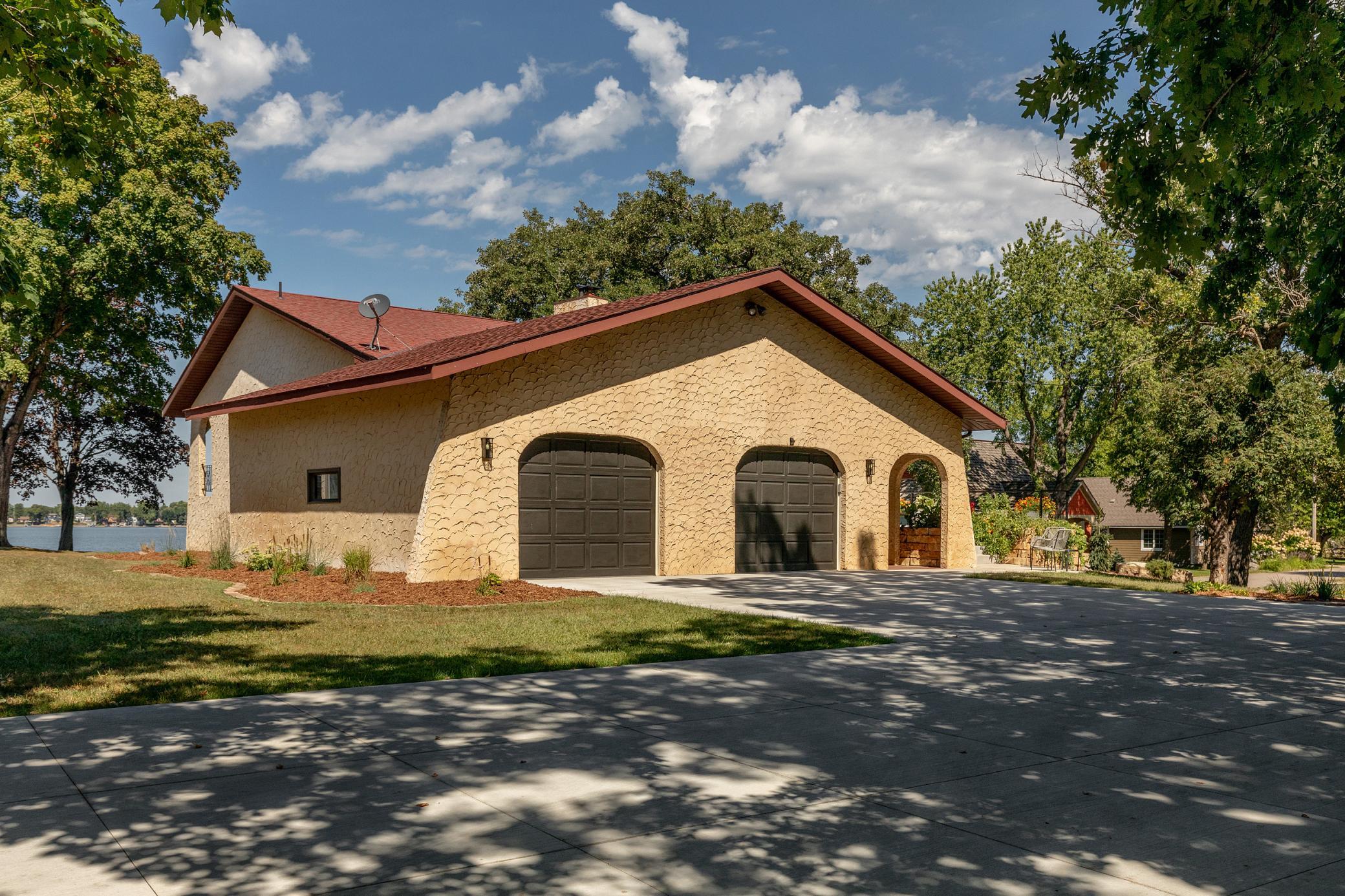 150 Lake Drive E Property Photo 45