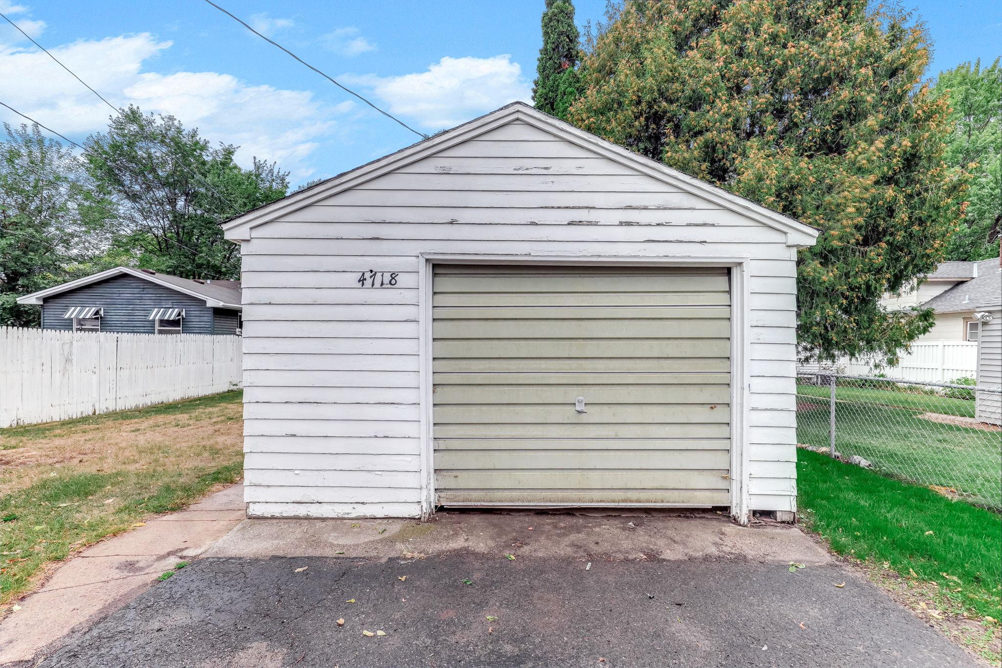 4718 Dupont Avenue N Property Photo 17