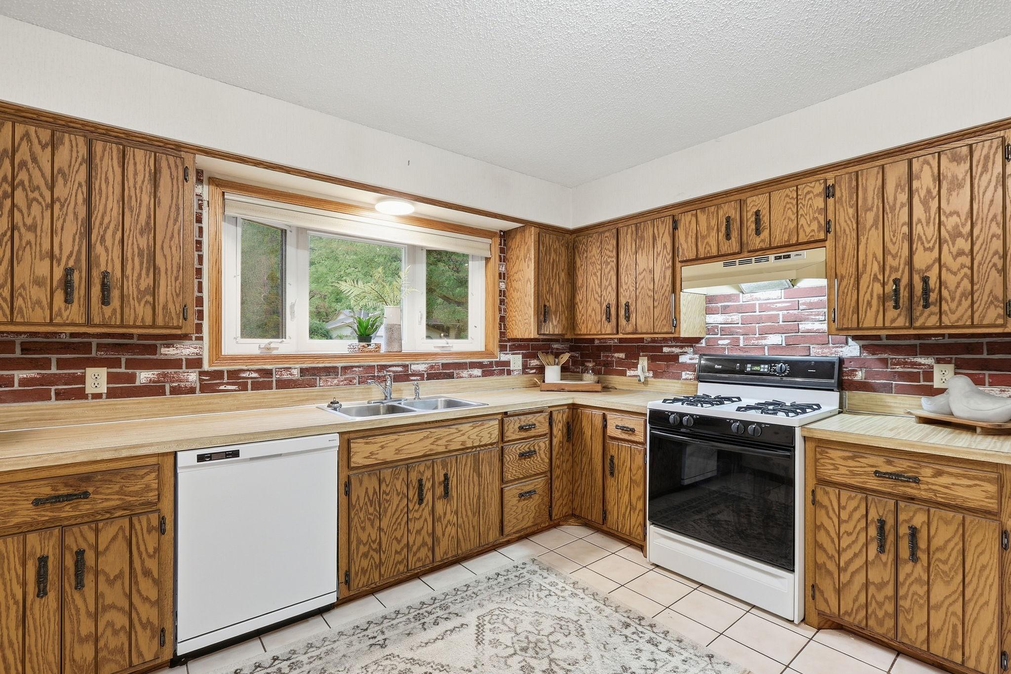 9974 Hemlock Way Property Photo 6