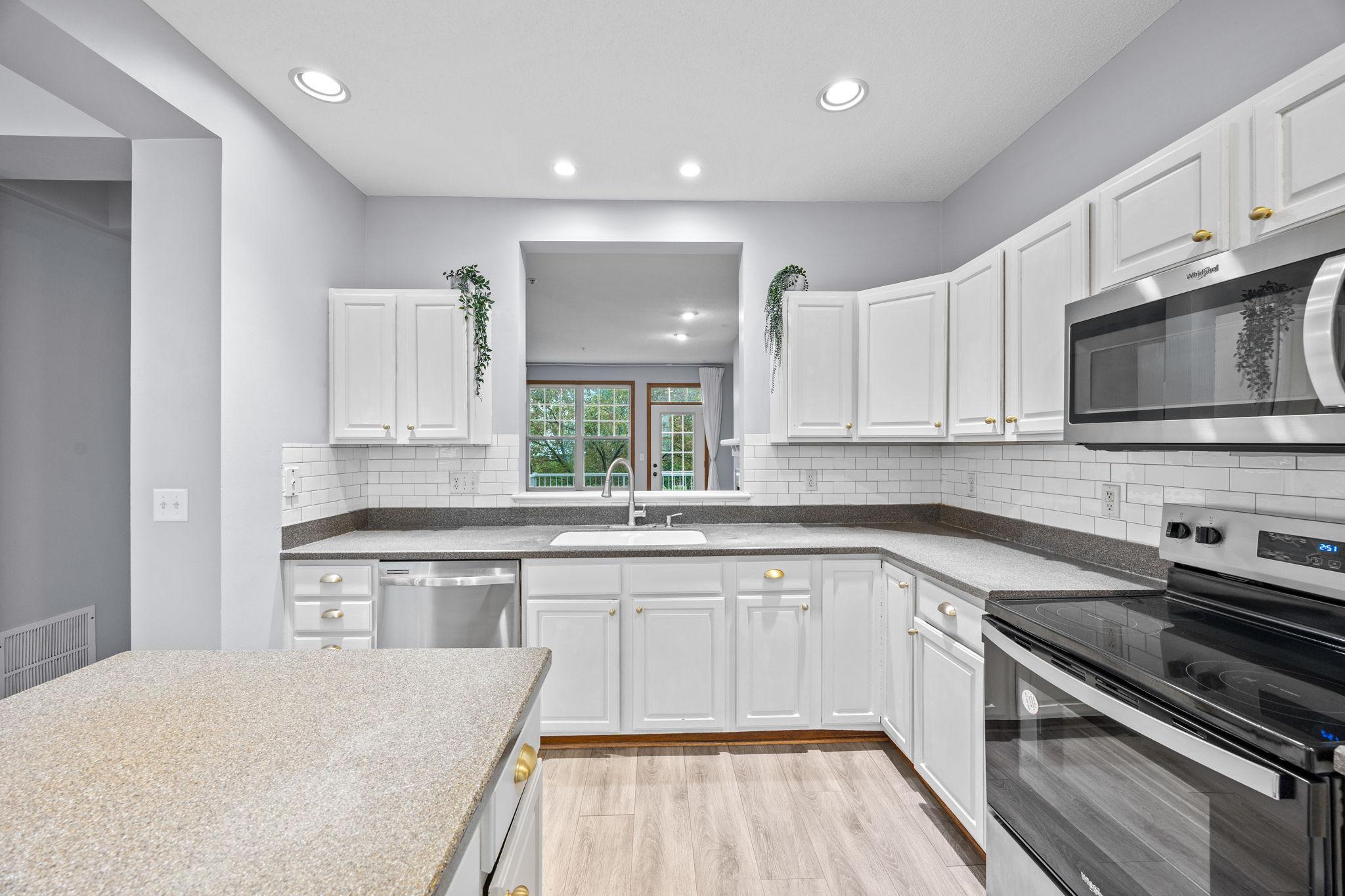 1686 Village Trail E 2 Property Photo 6