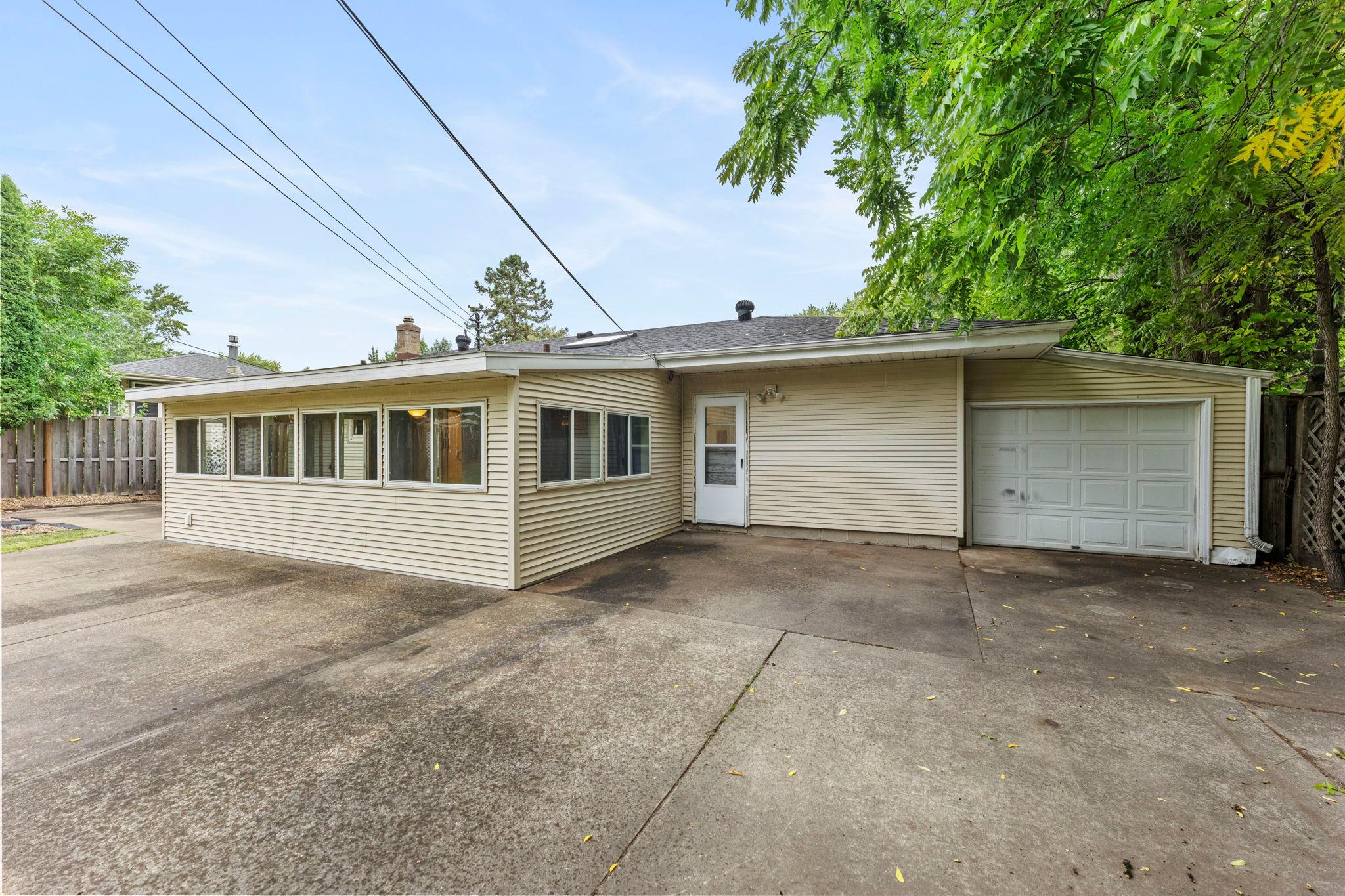 3907 Lakewood Avenue Property Photo 37