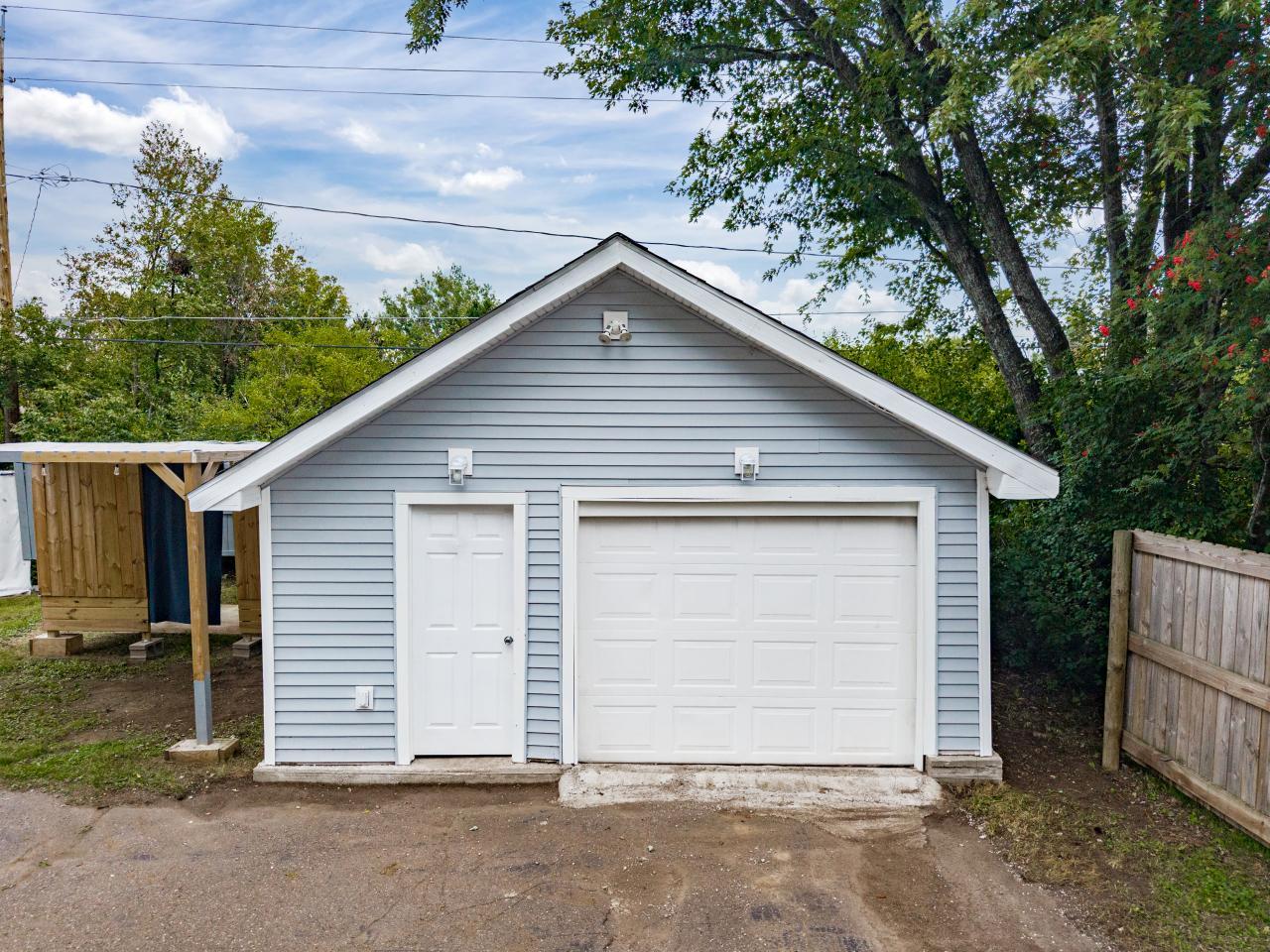 740 Larch Street Property Photo 4