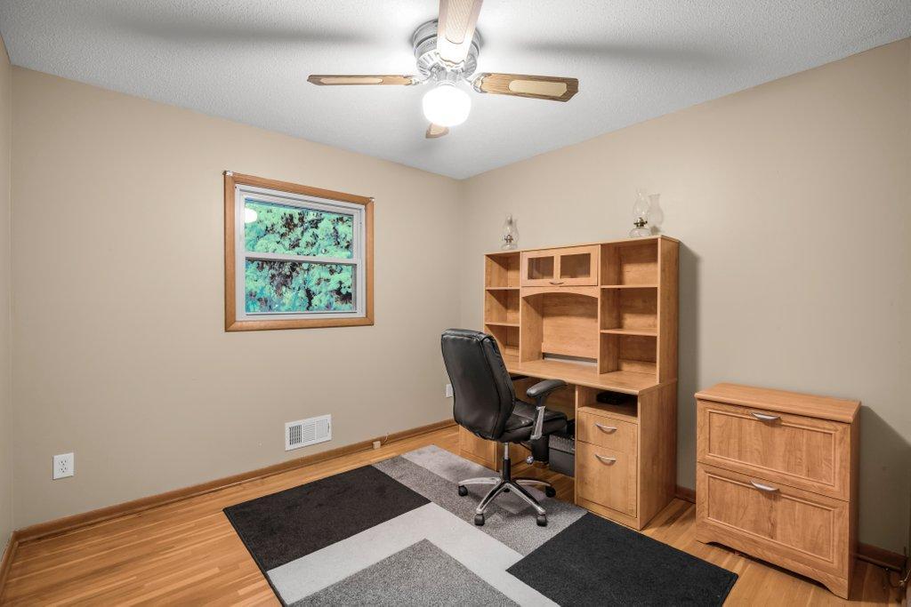 9581 Pilgrim Lane N Property Photo 5