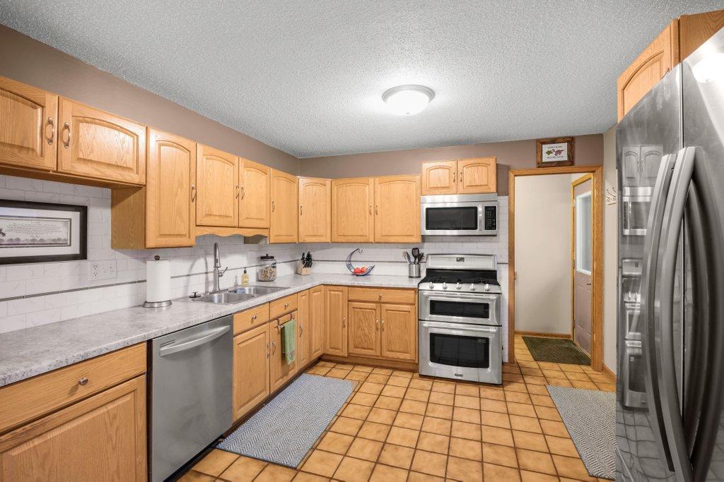 9581 Pilgrim Lane N Property Photo 11