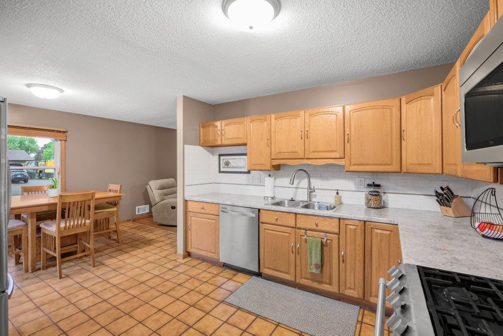 9581 Pilgrim Lane N Property Photo 13