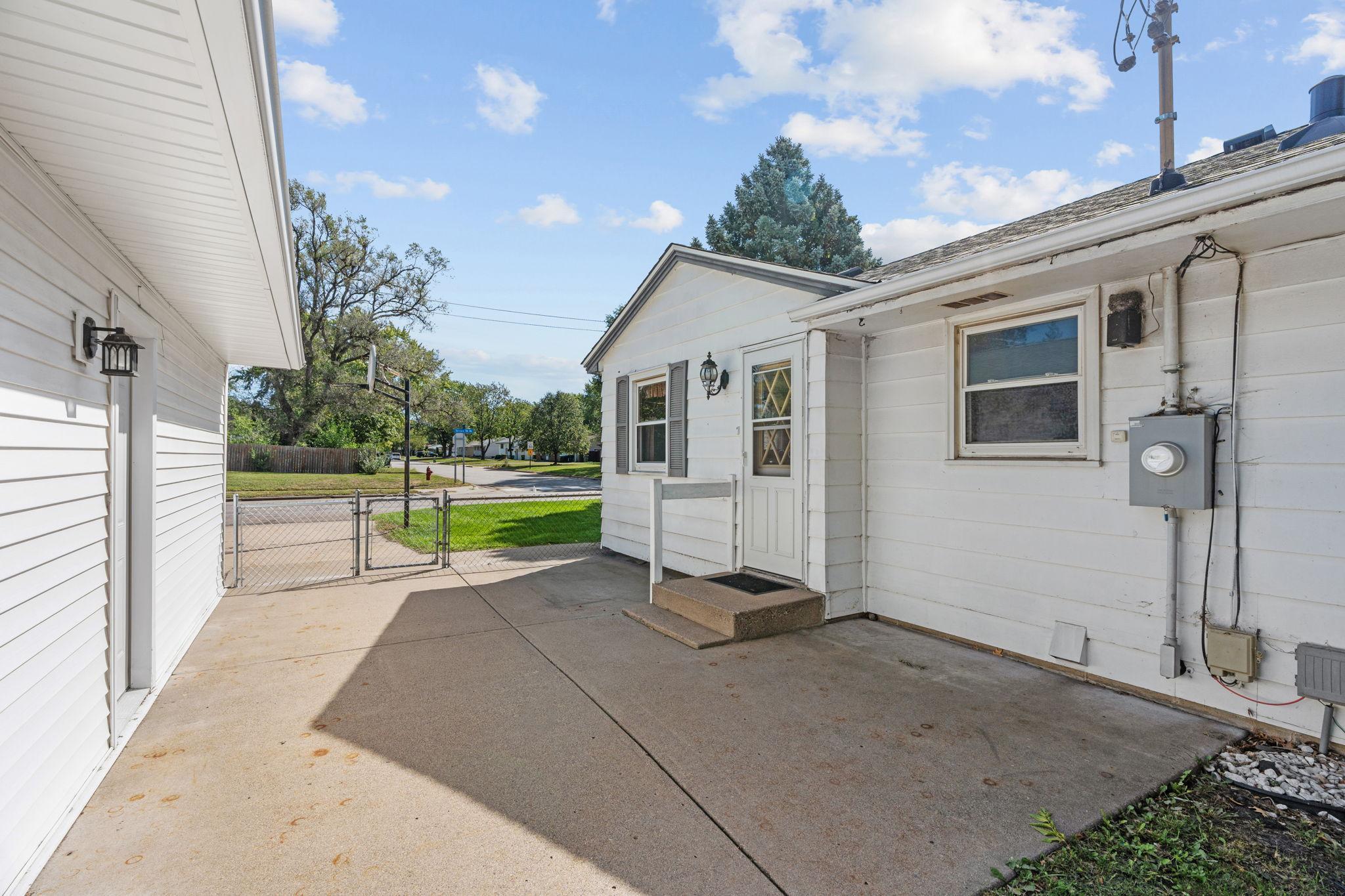 483 Manor Drive Ne Property Photo 3