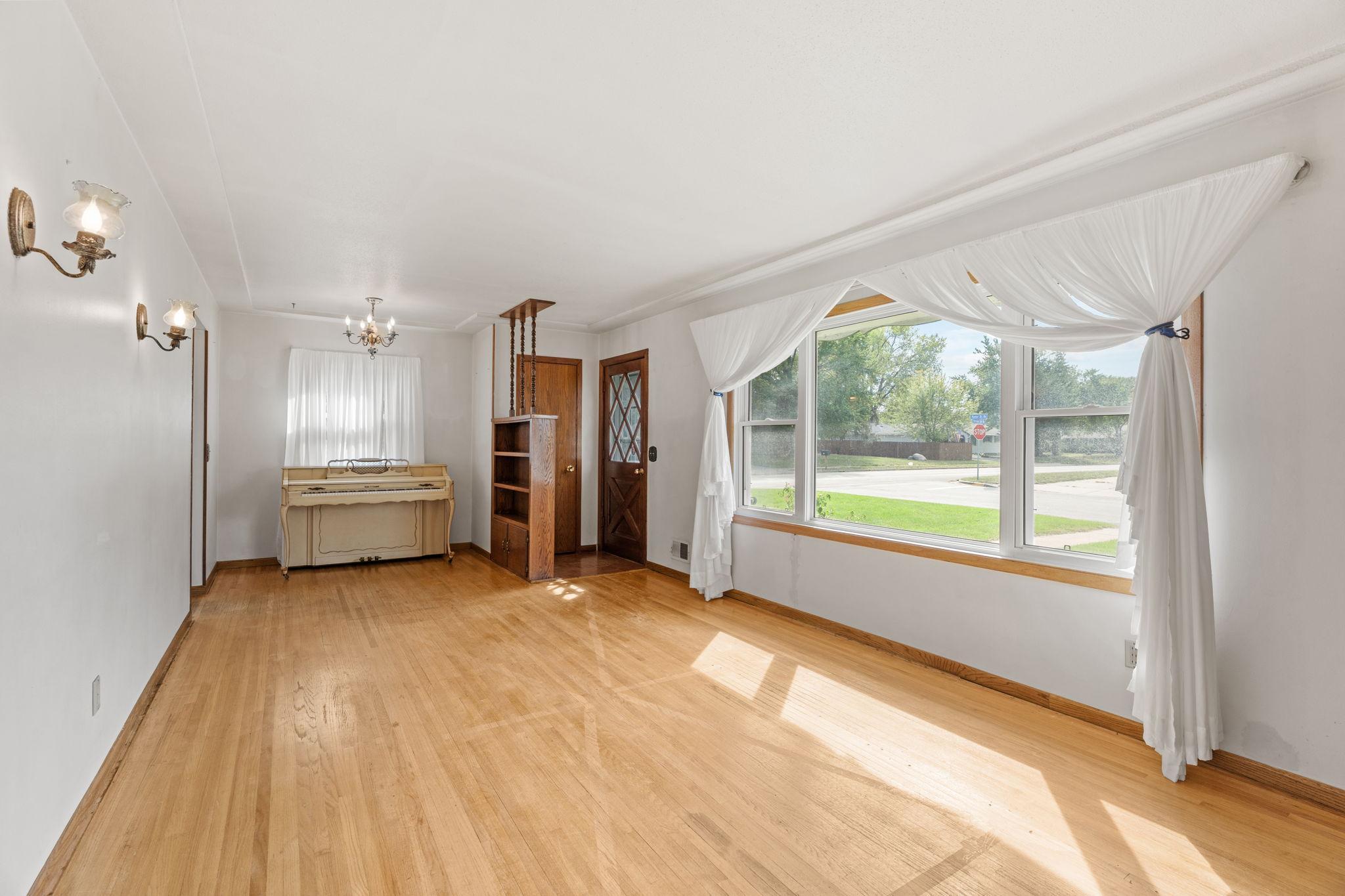 483 Manor Drive Ne Property Photo 4