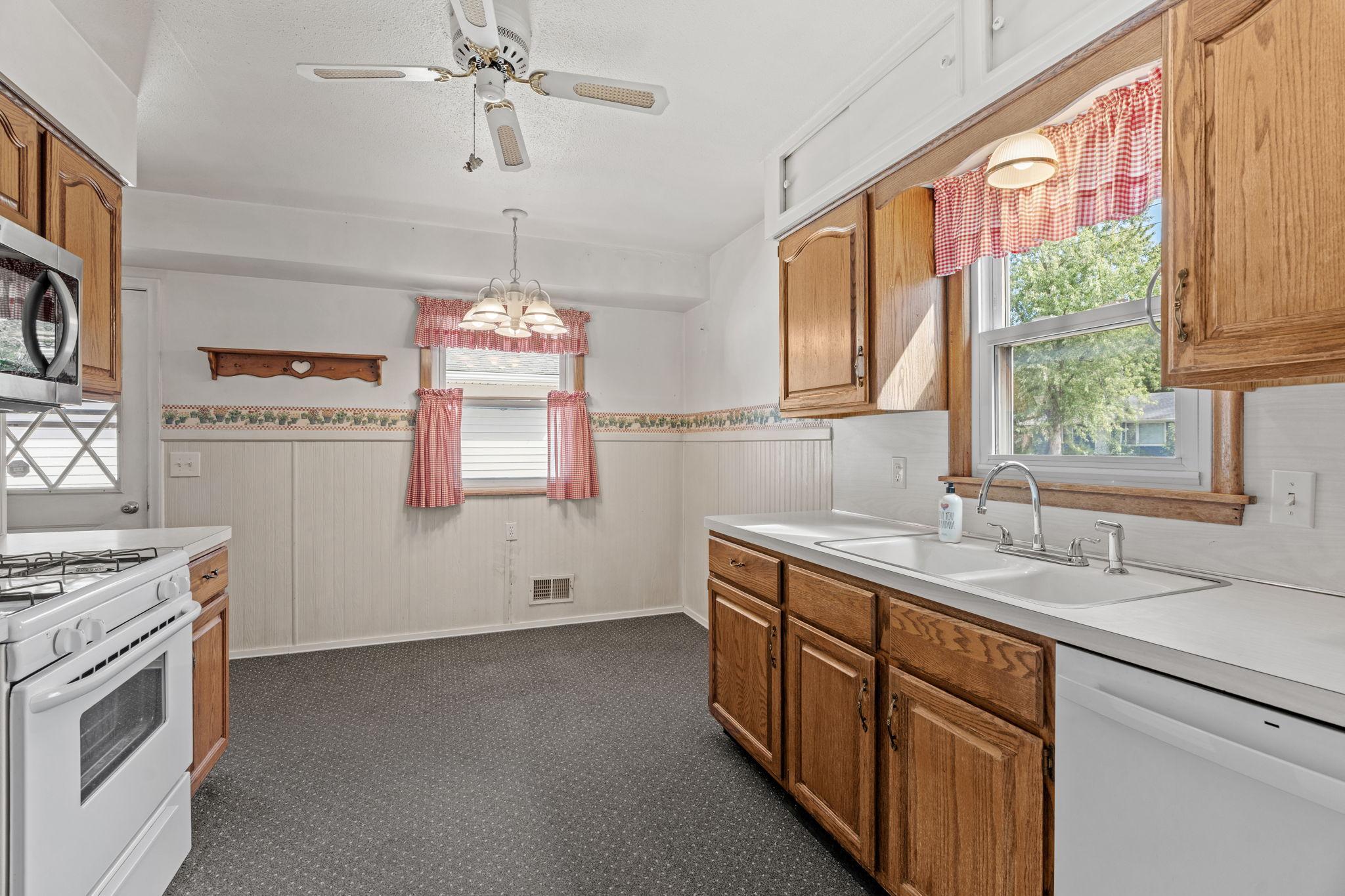 483 Manor Drive Ne Property Photo 8