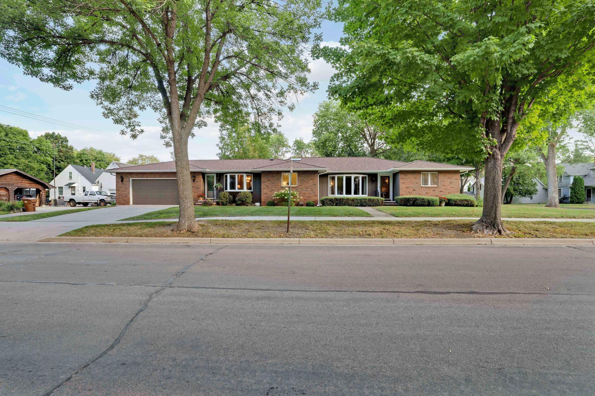 611 E Sheridan Avenue Property Photo 1
