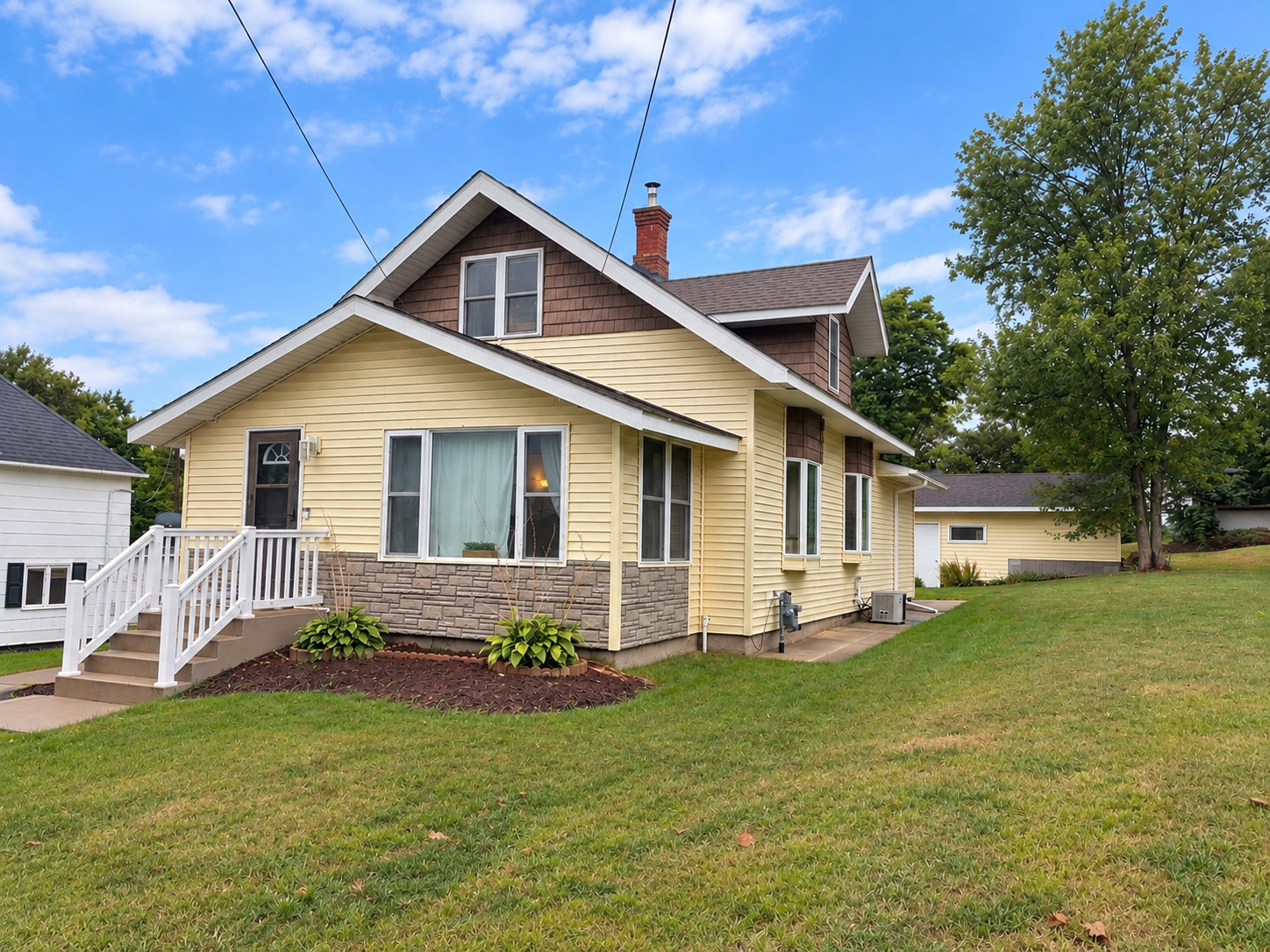 610 Gillis Avenue N Property Photo 1