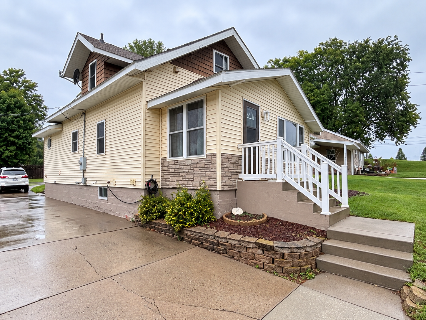 610 Gillis Avenue N Property Photo 2