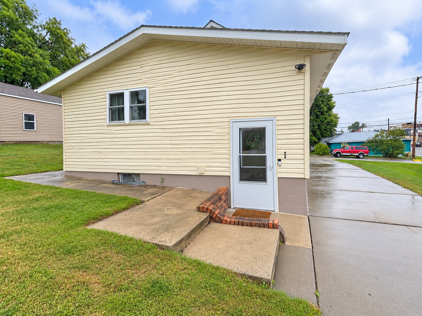 610 Gillis Avenue N Property Photo 3