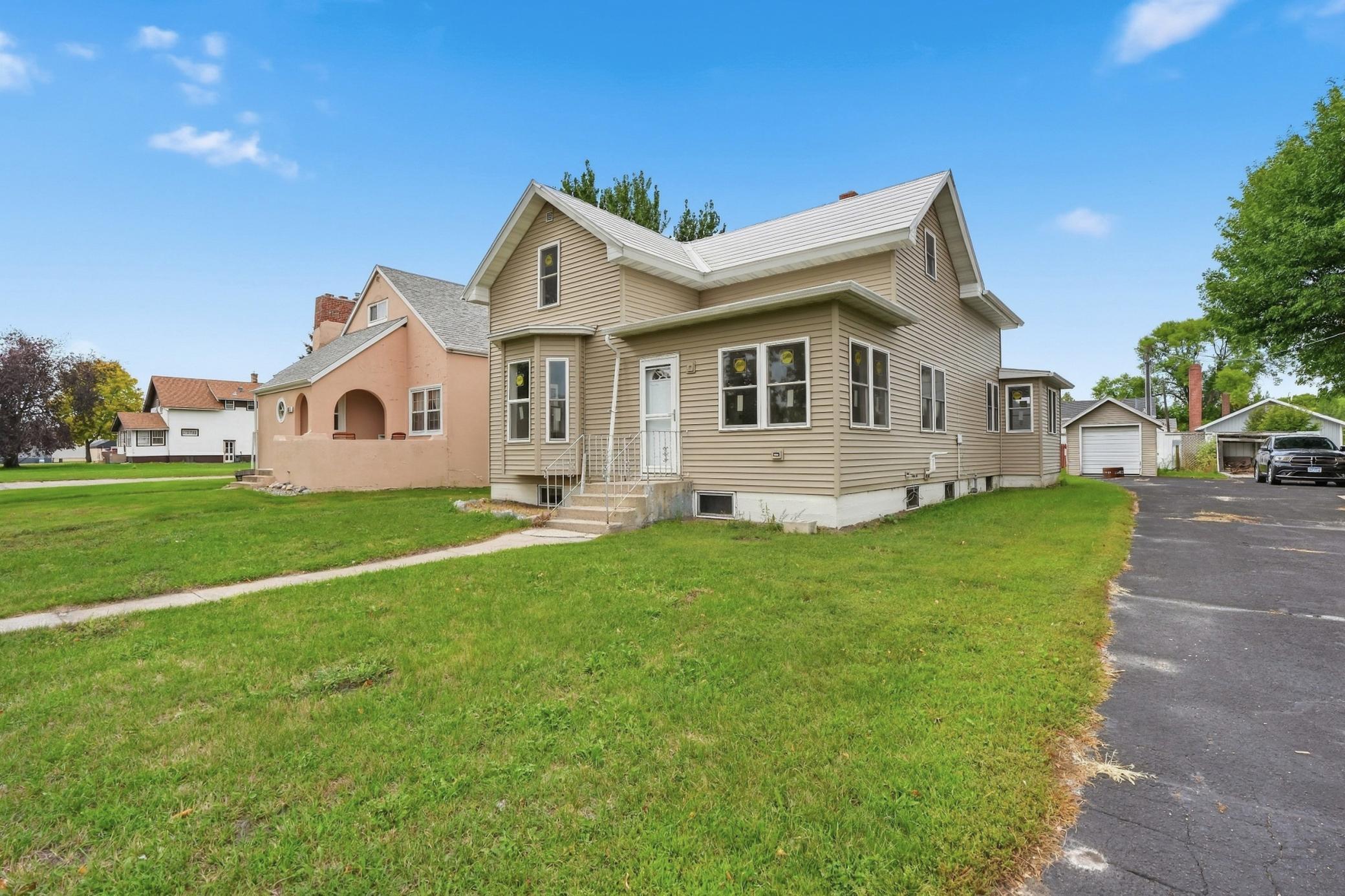 103 3rd Avenue E Property Photo 27