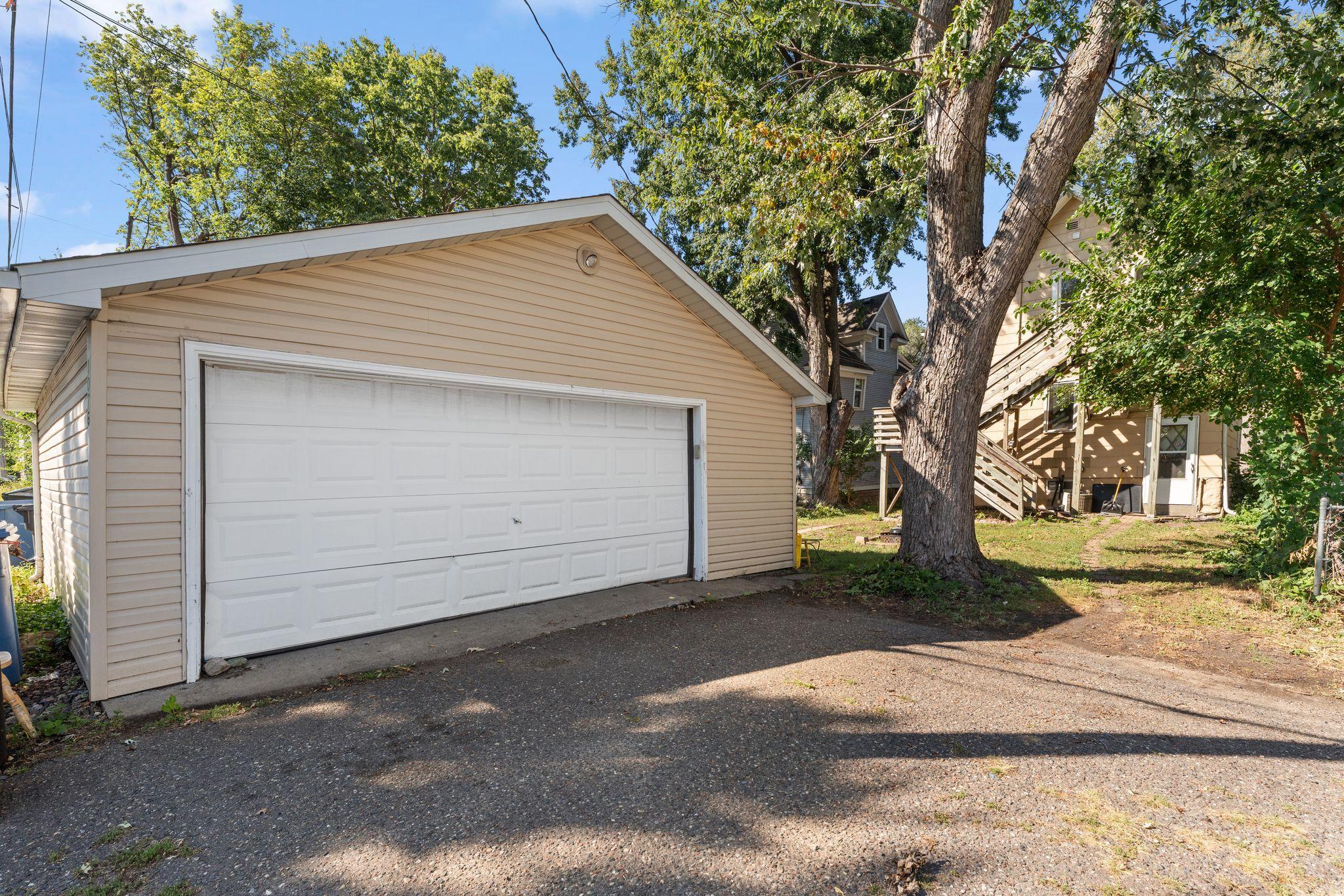 1076 25th Avenue Se Property Photo 2