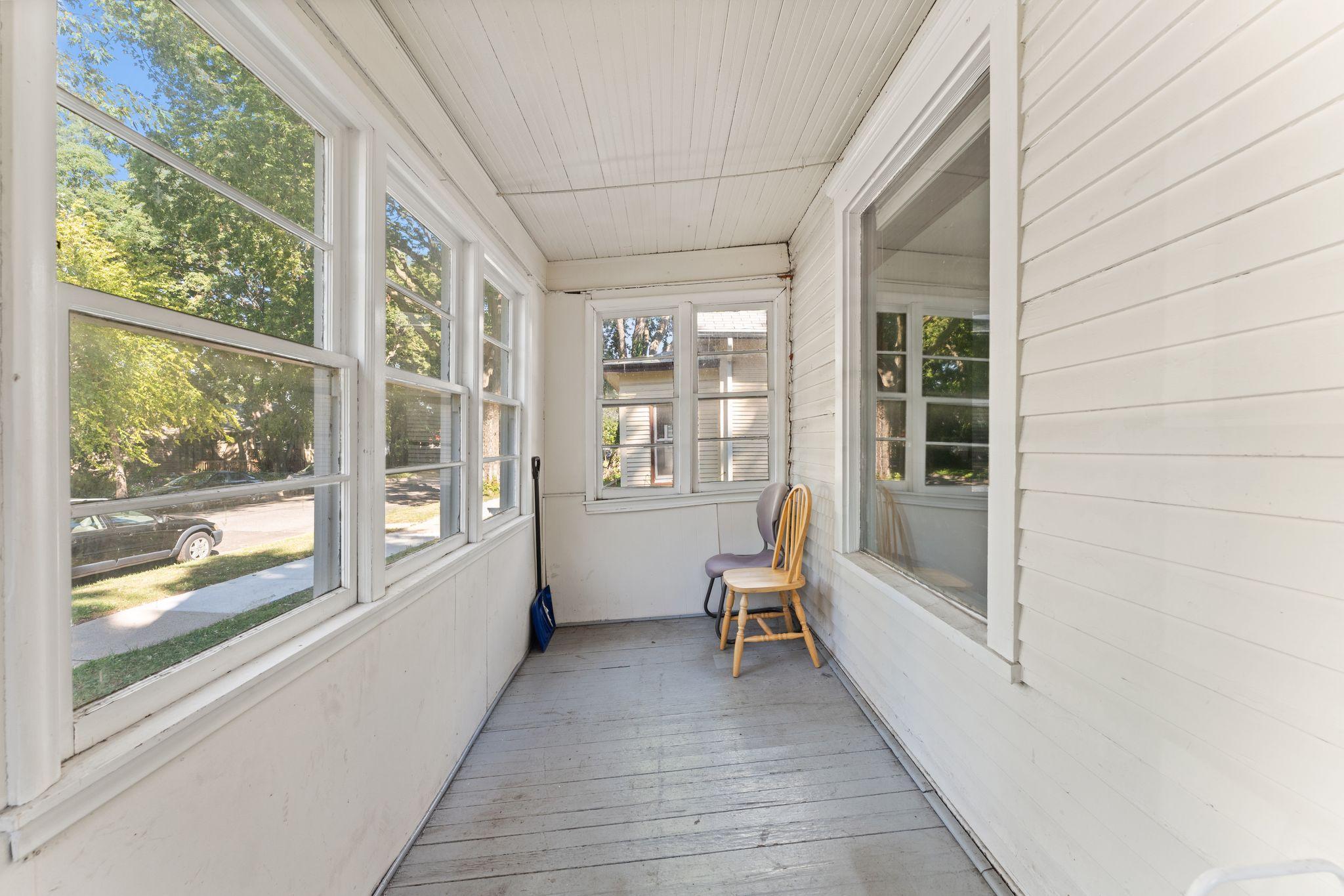 1076 25th Avenue Se Property Photo 3