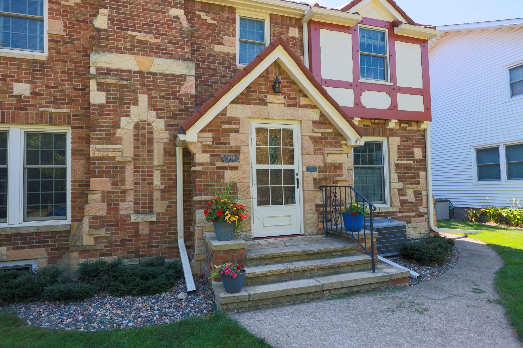 1848 Pinehurst Avenue Property Photo 3