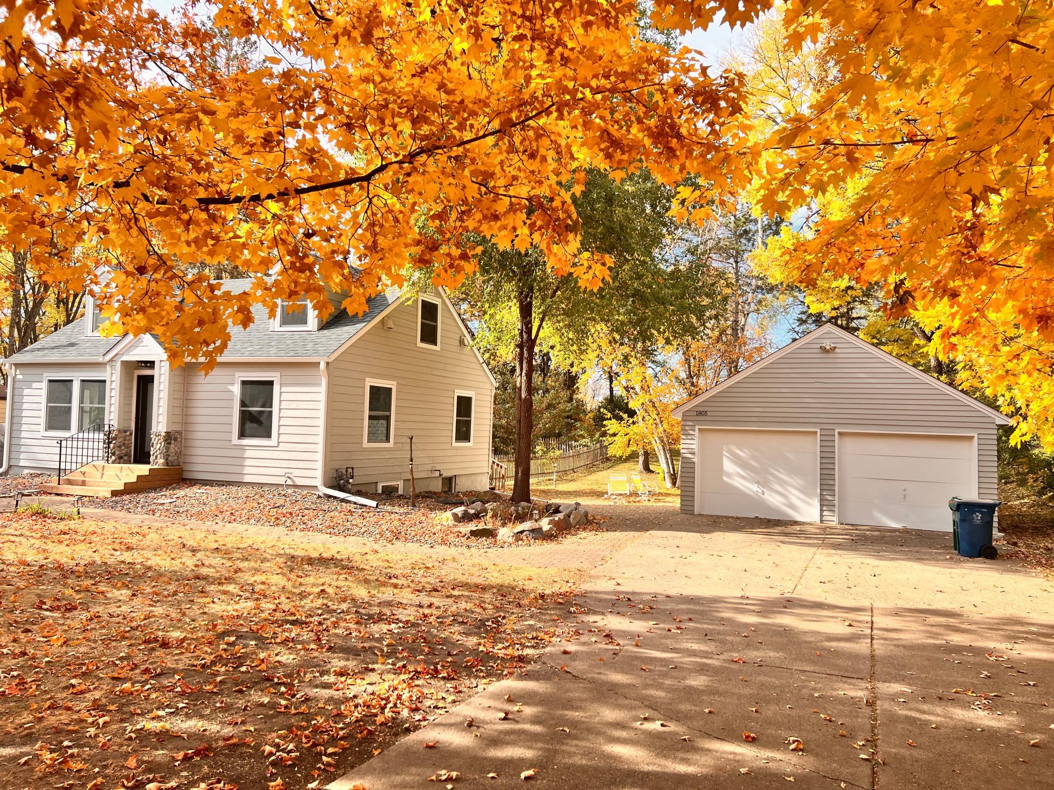 1805 Oakview Lane N Property Photo 1