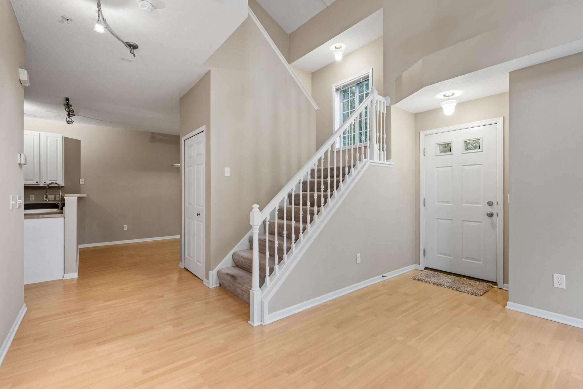 320 Willoughby Way W Property Photo 10