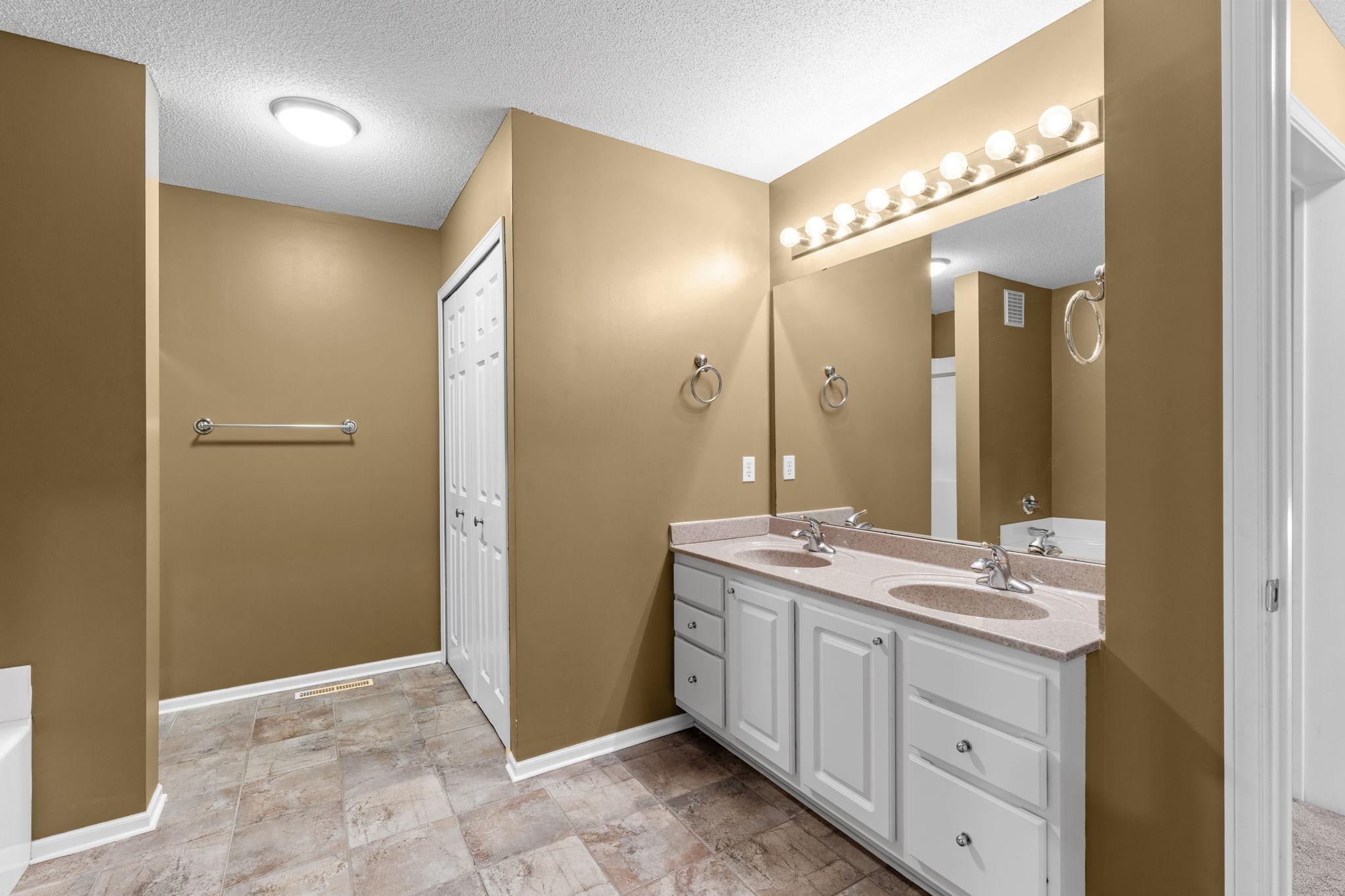 320 Willoughby Way W Property Photo 31