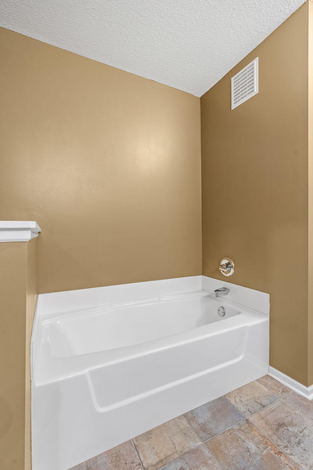 320 Willoughby Way W Property Photo 34