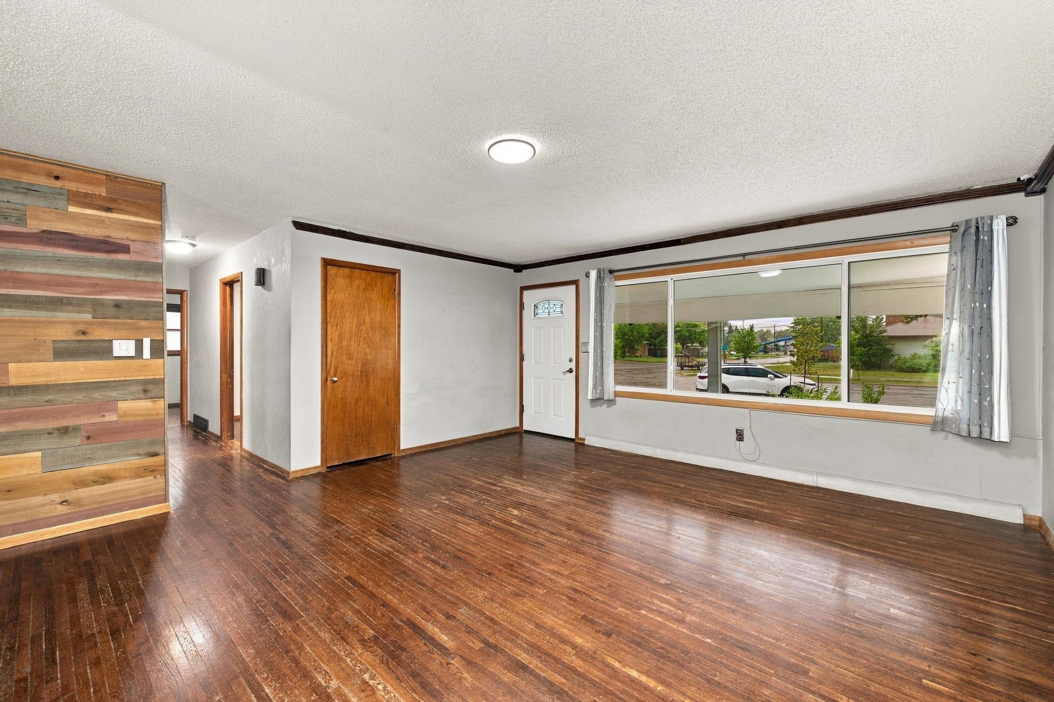 537 2nd St Court E Property Photo 4