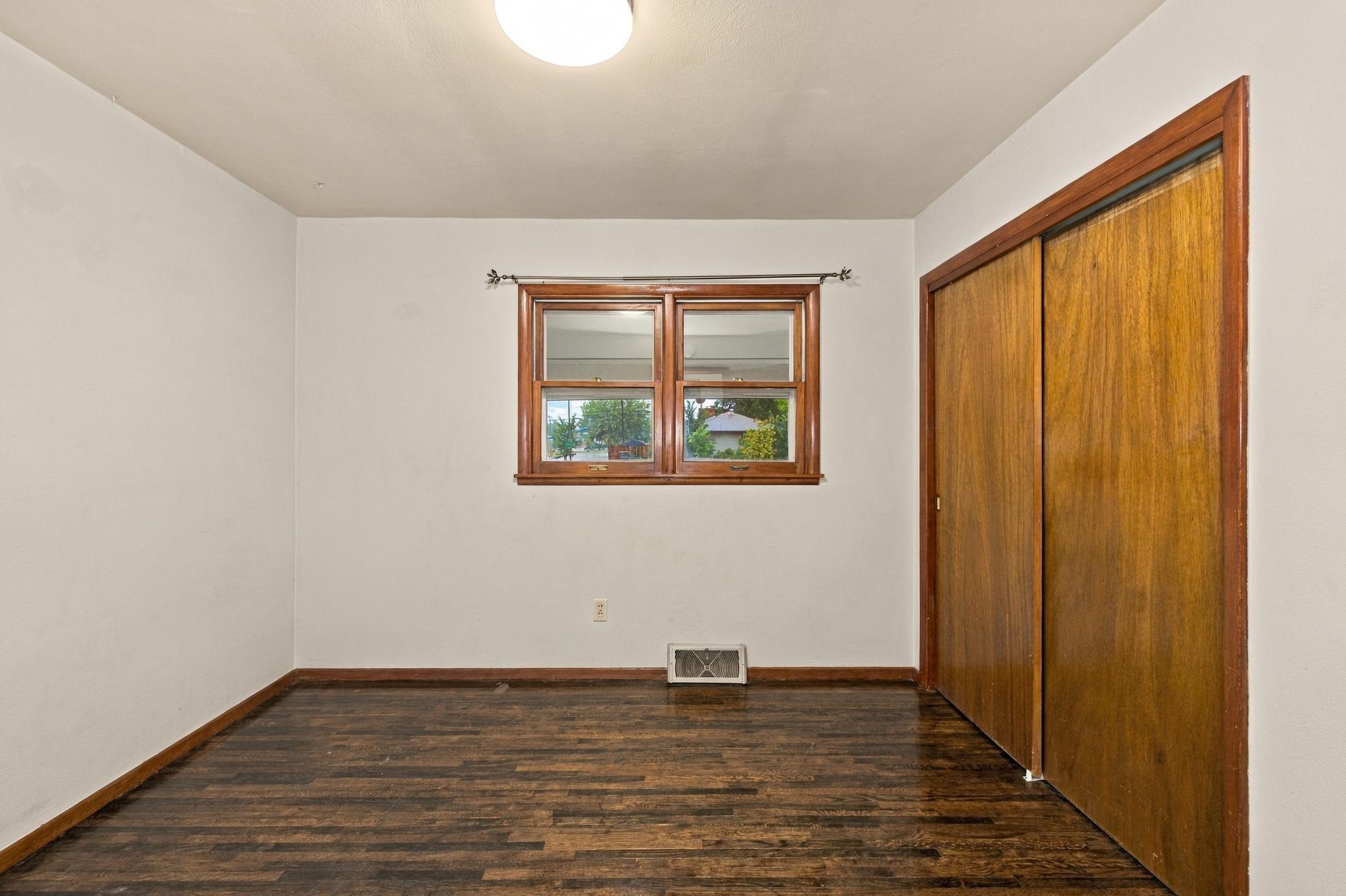 537 2nd St Court E Property Photo 8