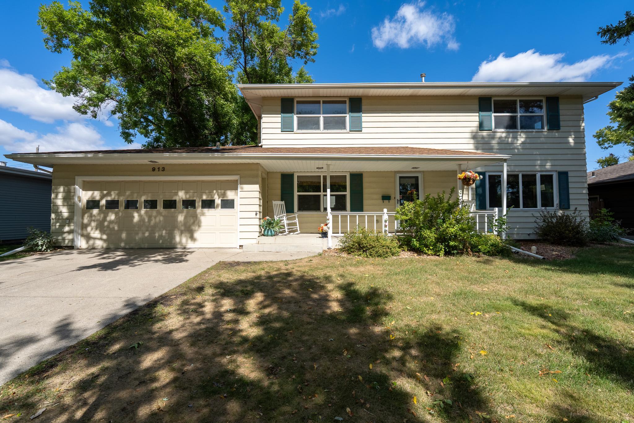 913 Park Drive S Property Photo 1