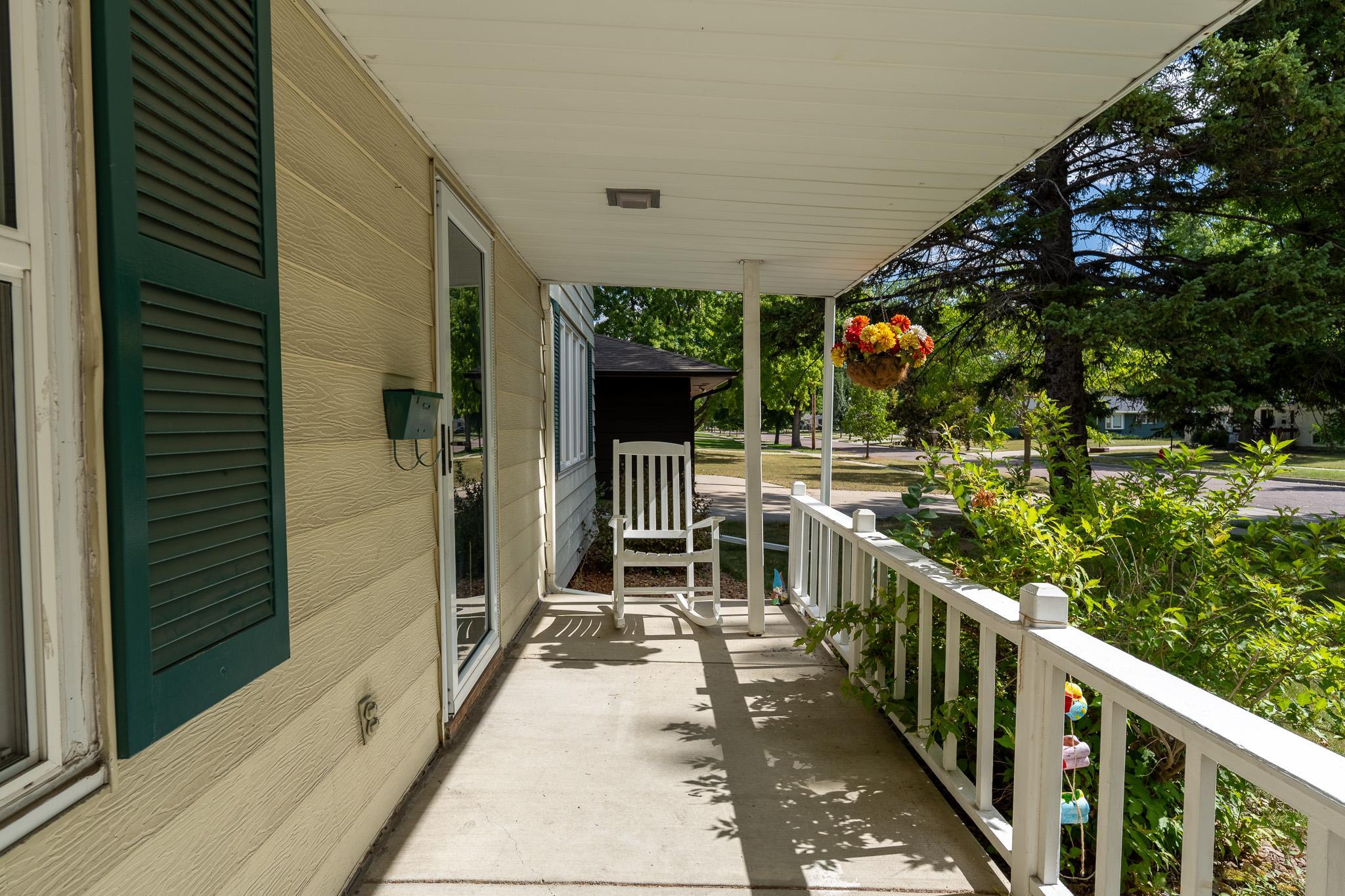 913 Park Drive S Property Photo 4