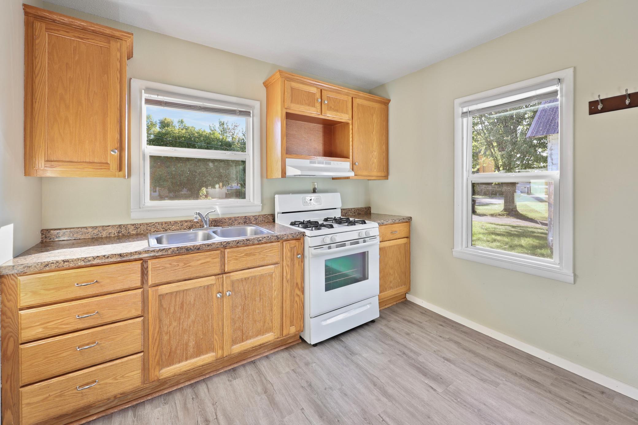 541 Broadway Avenue N Property Photo 3