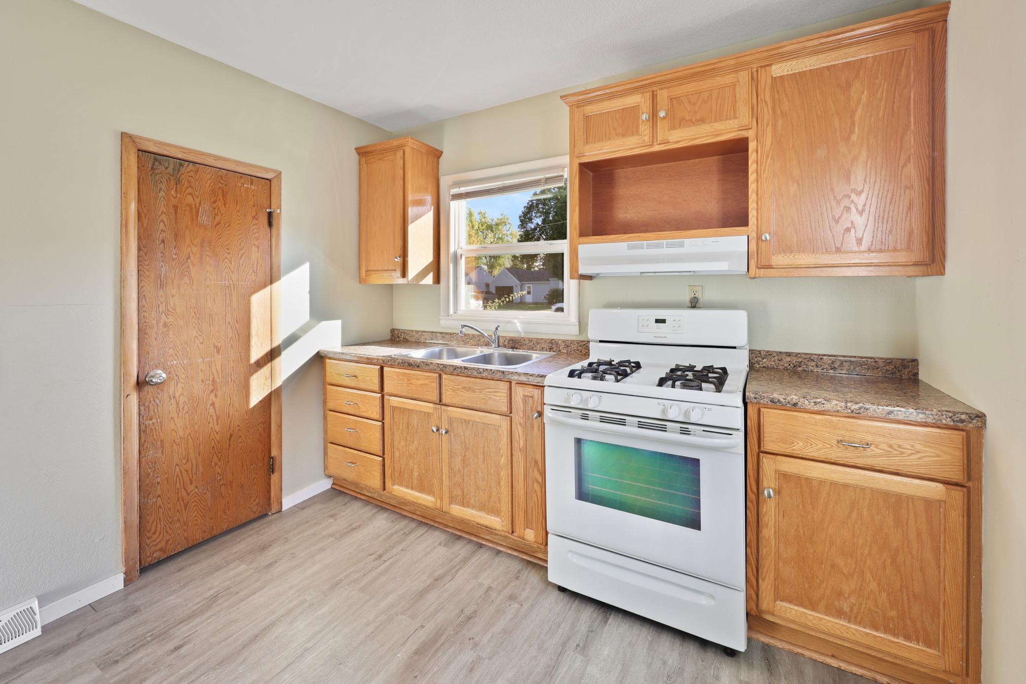 541 Broadway Avenue N Property Photo 4