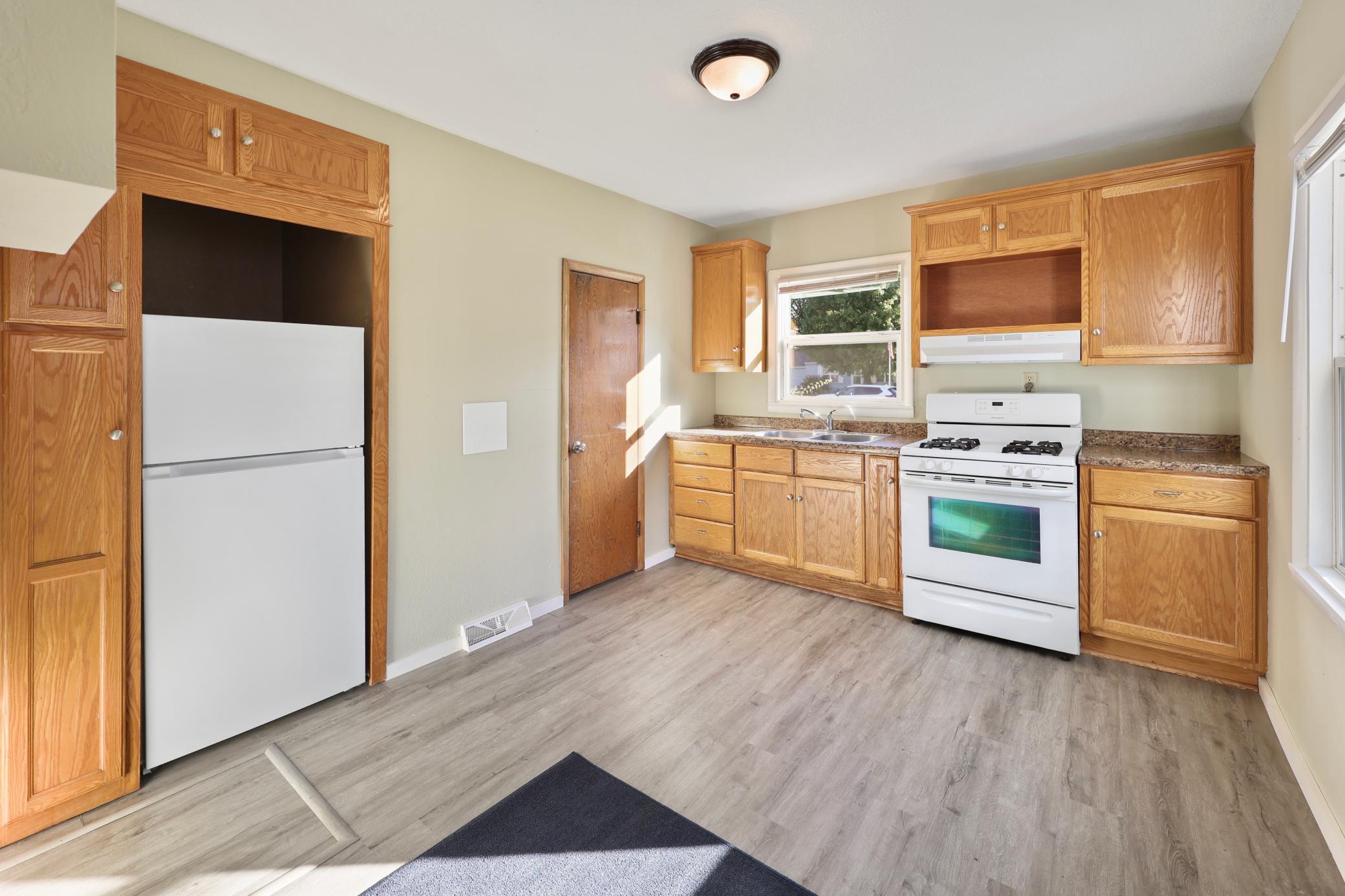 541 Broadway Avenue N Property Photo 5