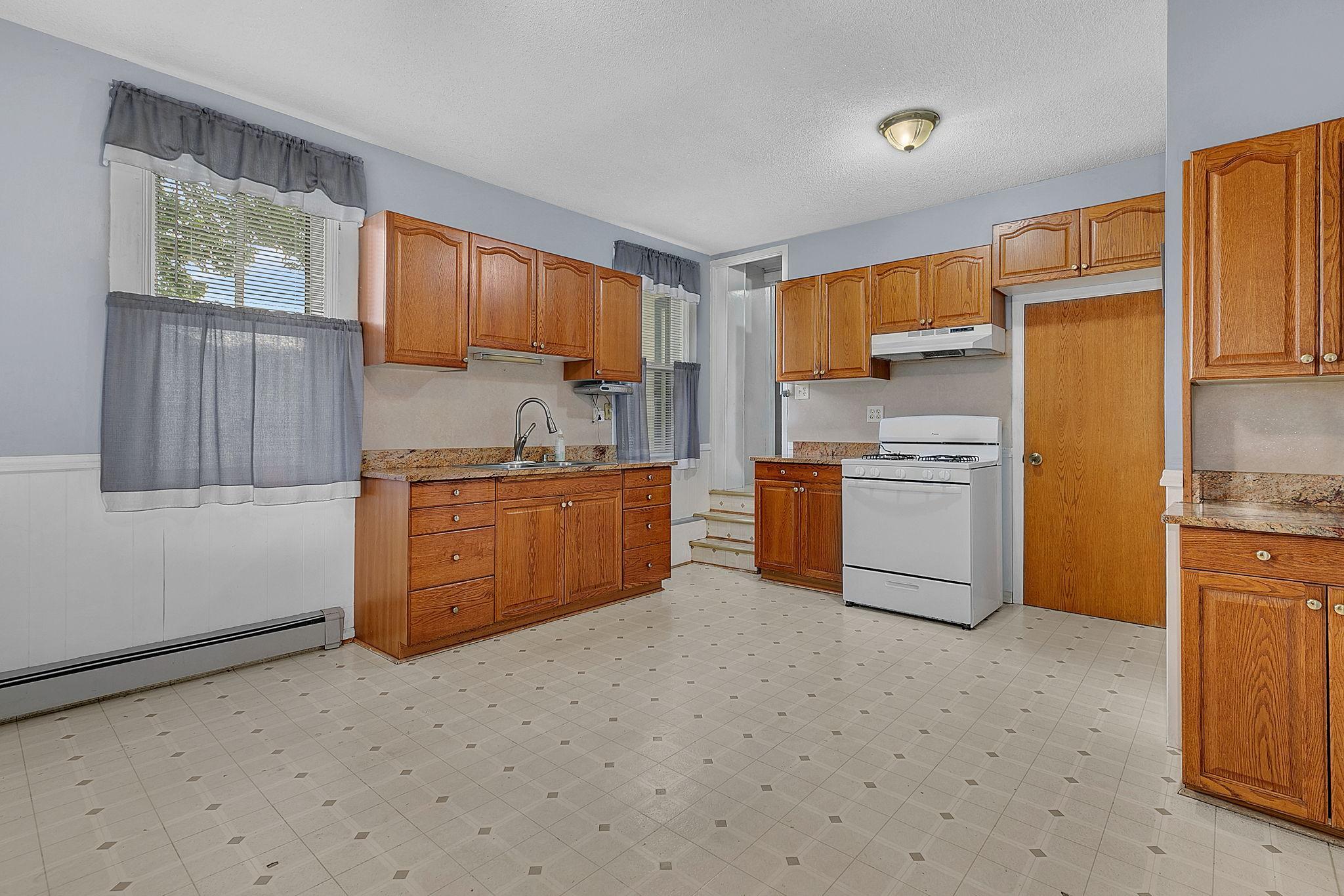 245 Main Street W Property Photo 3