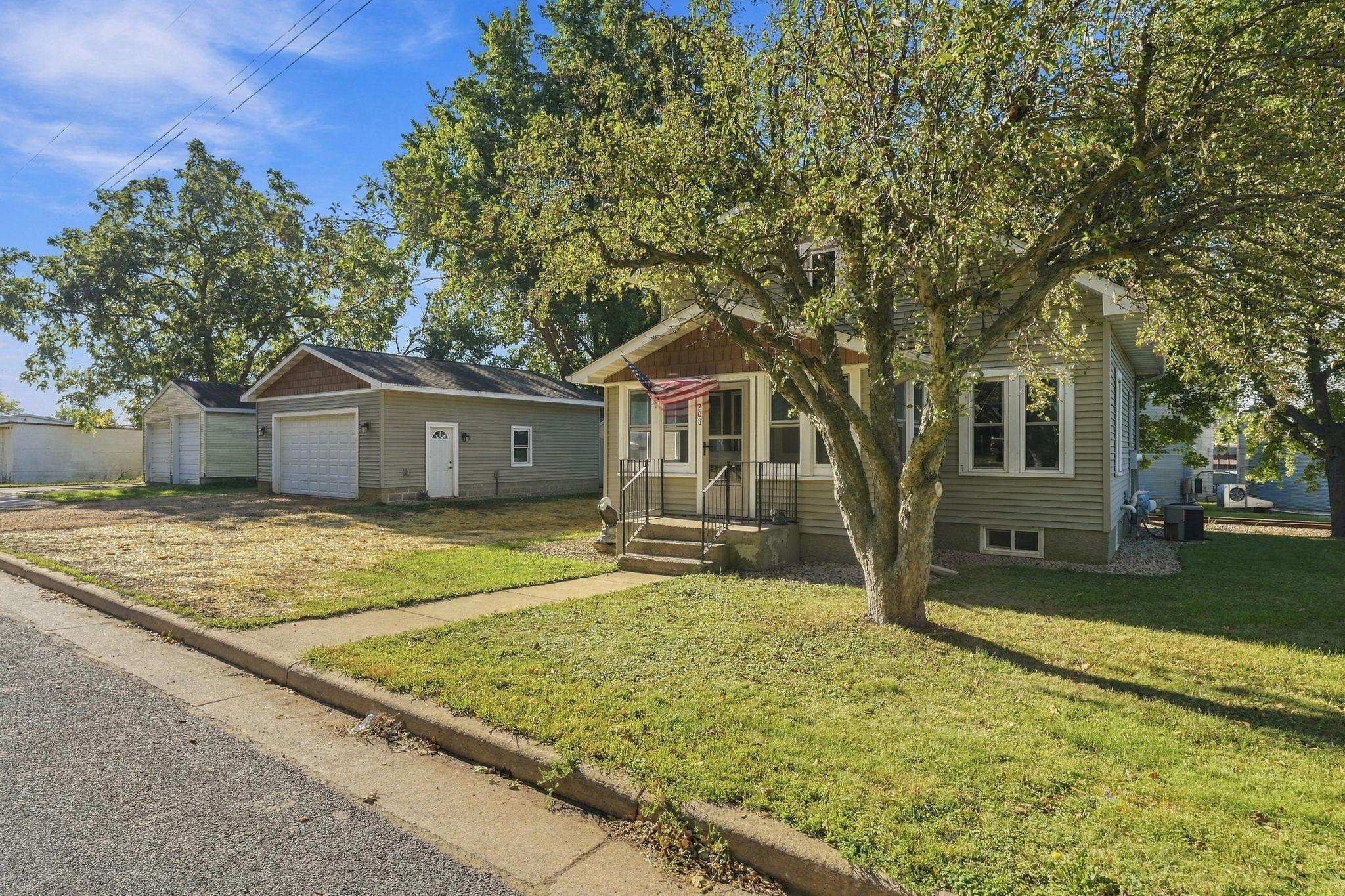 208 W Maple Street Property Photo 2