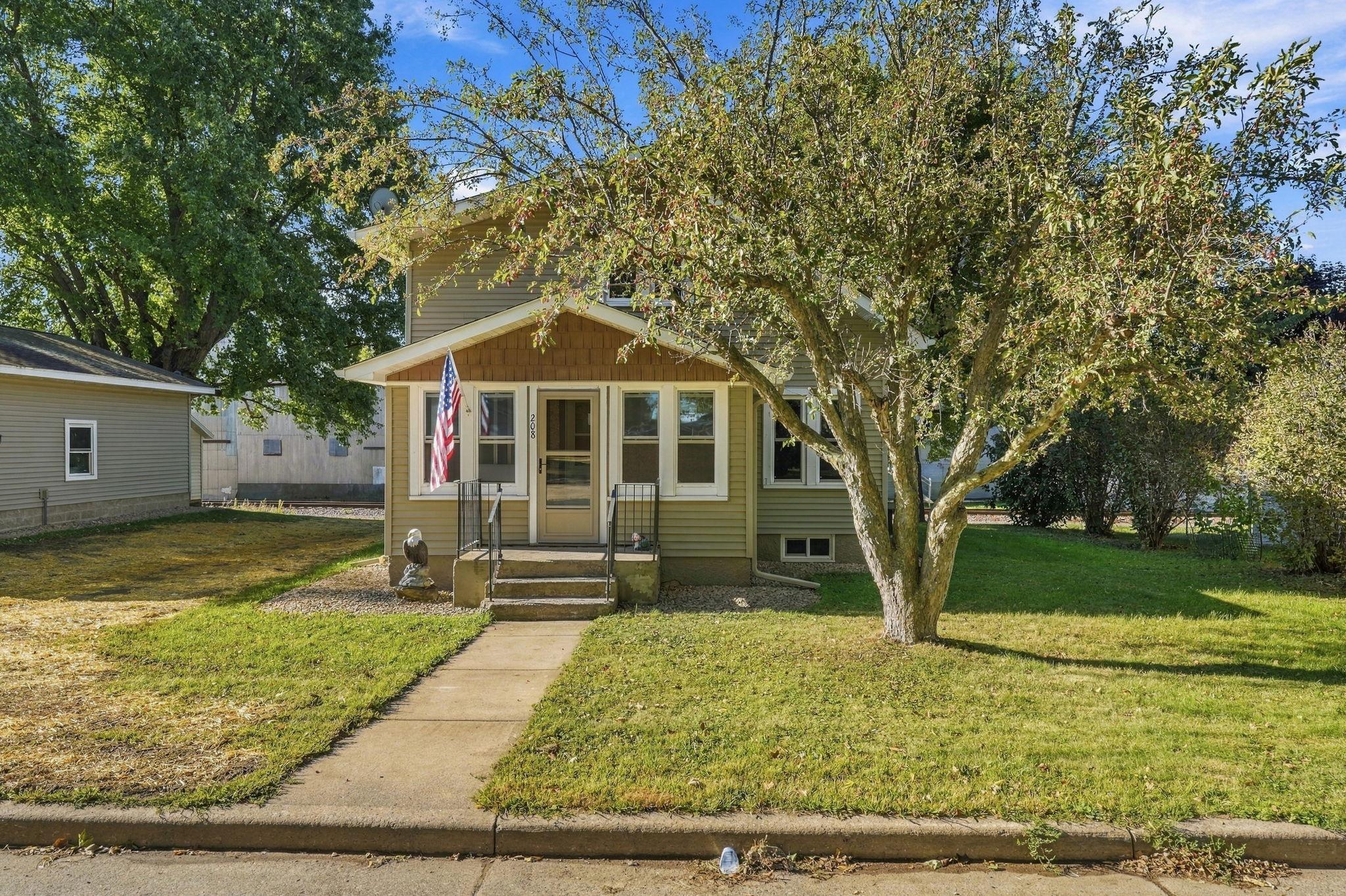 208 W Maple Street Property Photo 3