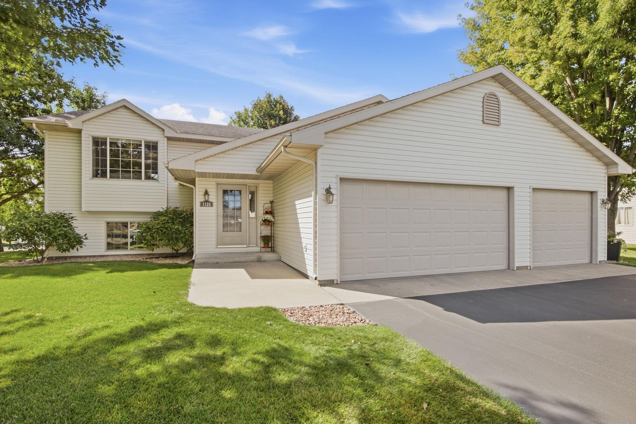1120 Applewood Court Property Photo 1