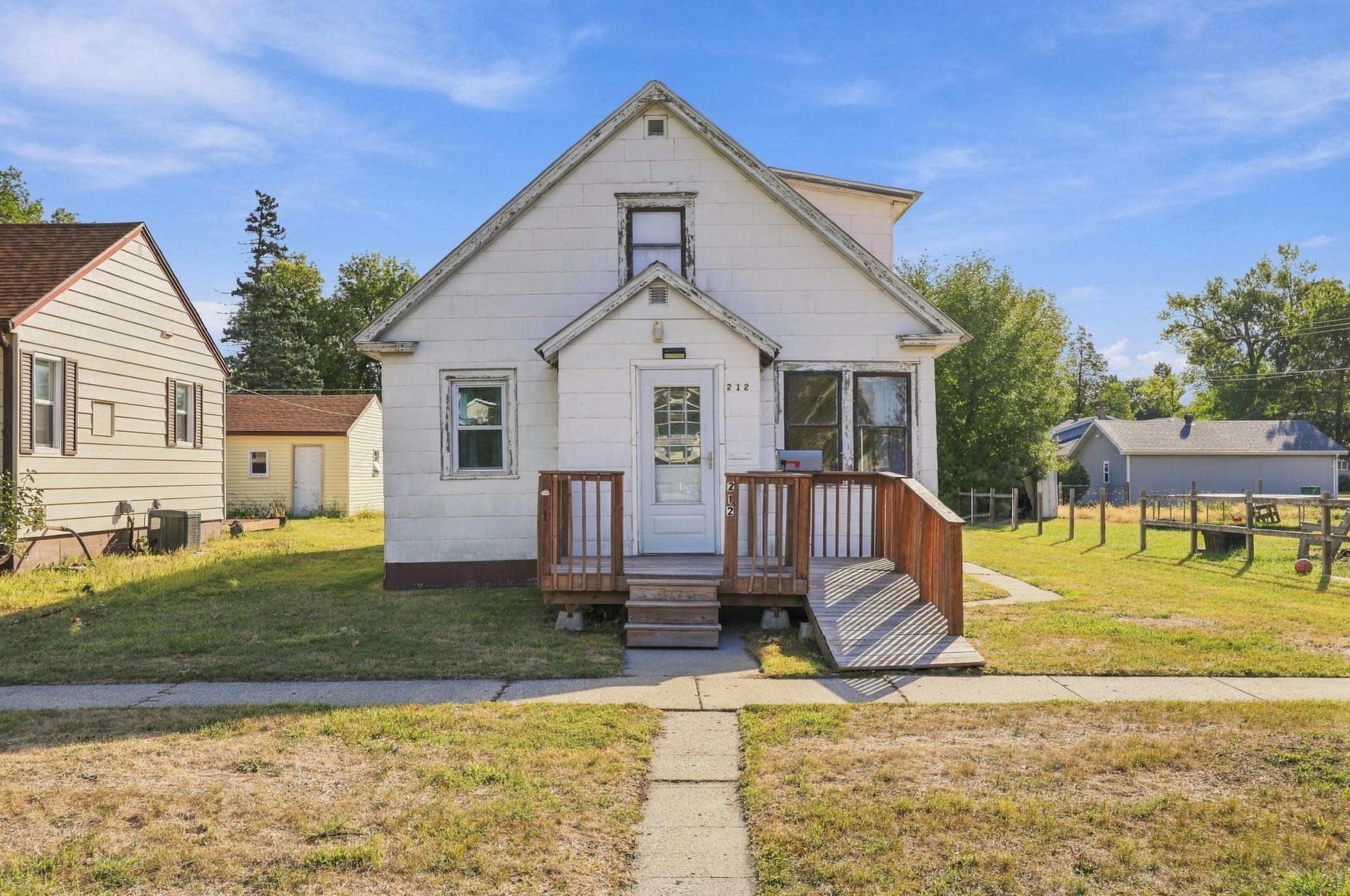 212 10th Street N Property Photo 1