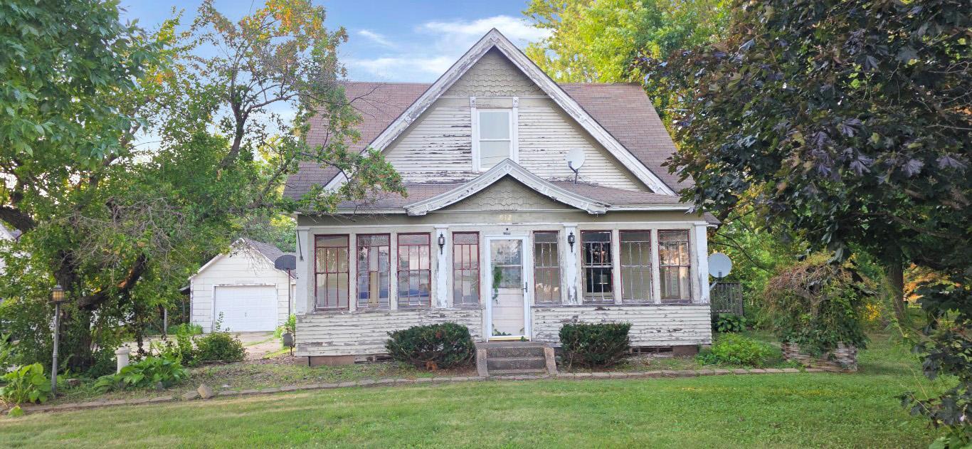 812 Maple Avenue E Property Photo 1