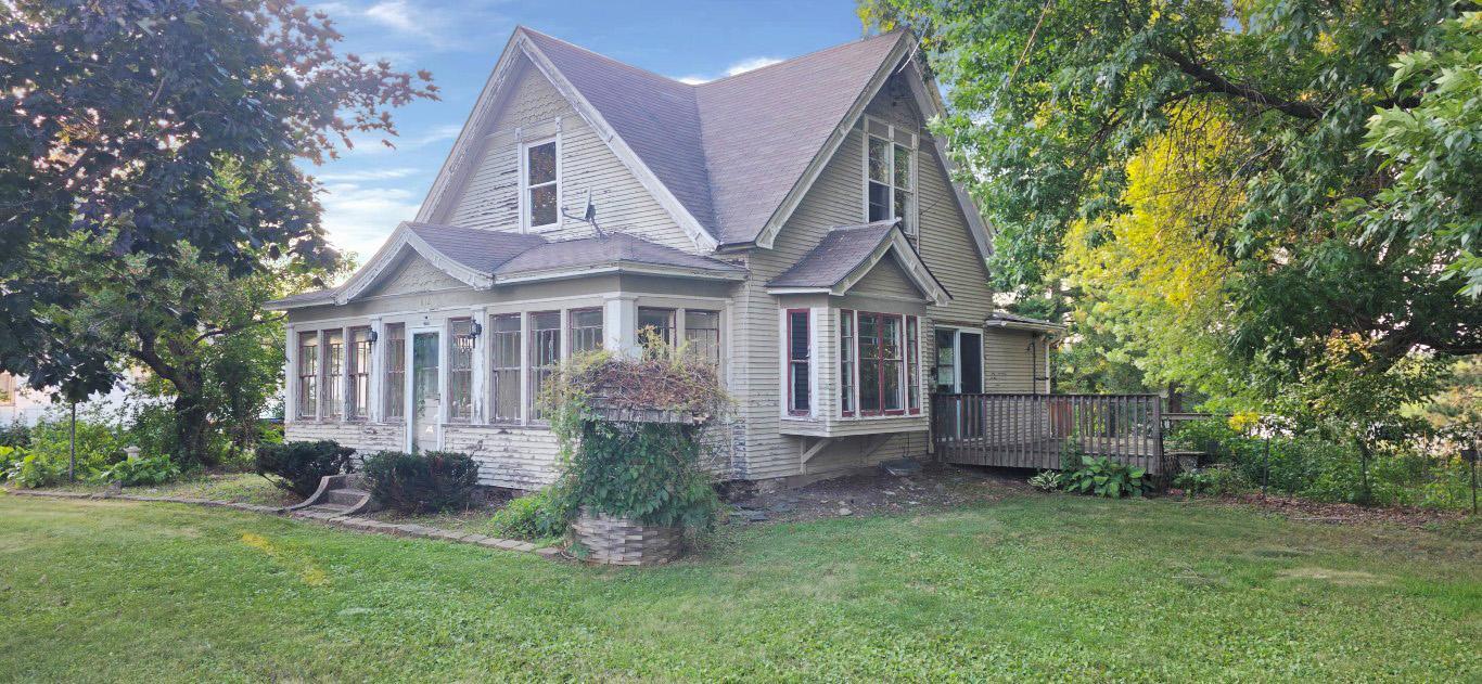812 Maple Avenue E Property Photo 2