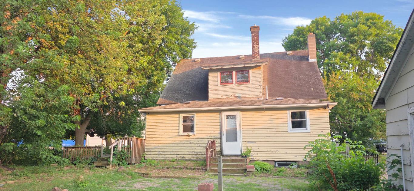 812 Maple Avenue E Property Photo 3
