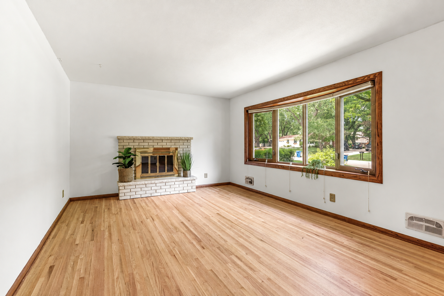 1760 Garland Lane N Property Photo 3