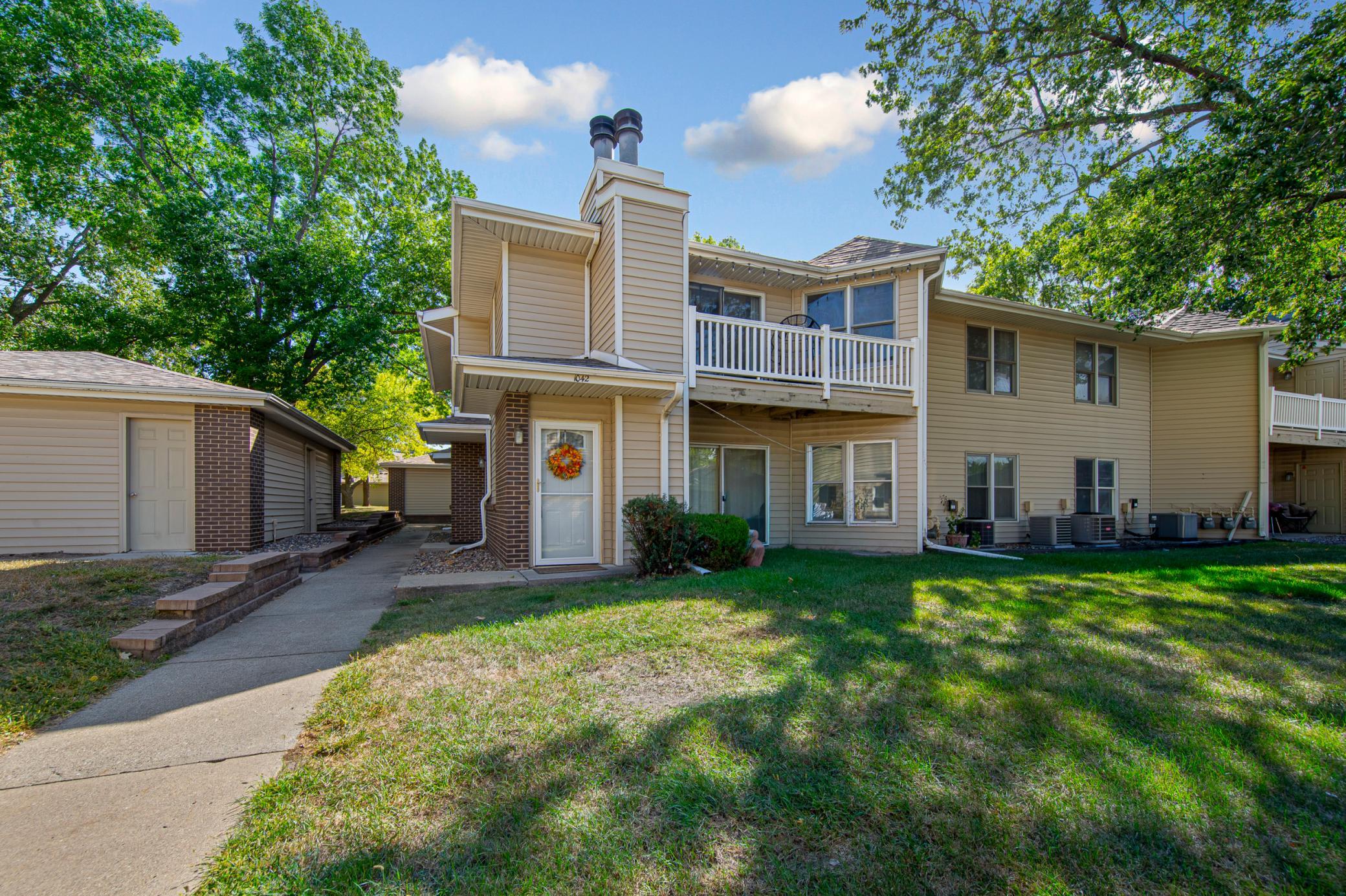 1042 E Travelers Trail Property Photo 1