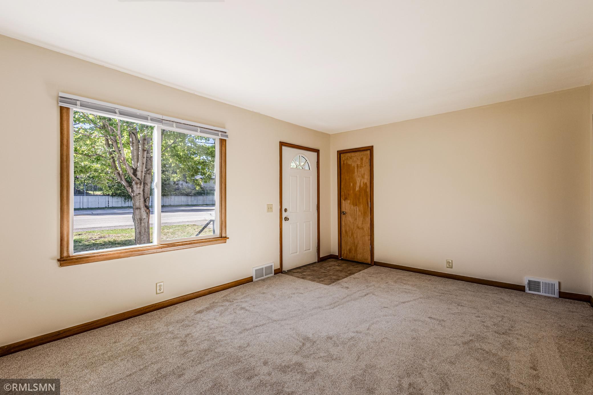 6823 E River Road Ne Property Photo 10