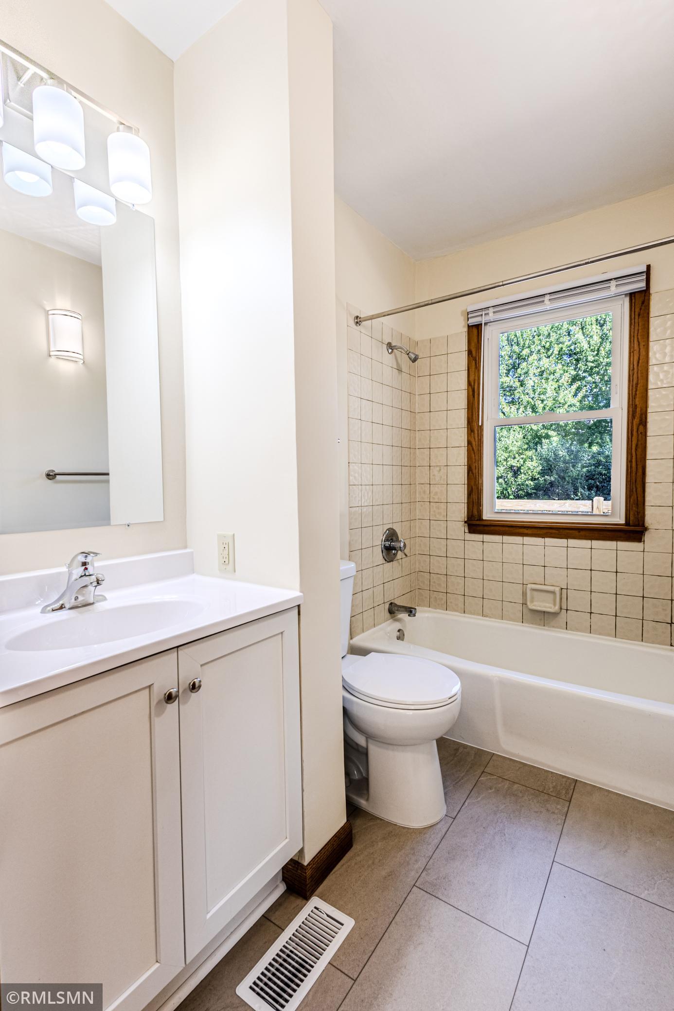6823 E River Road Ne Property Photo 11