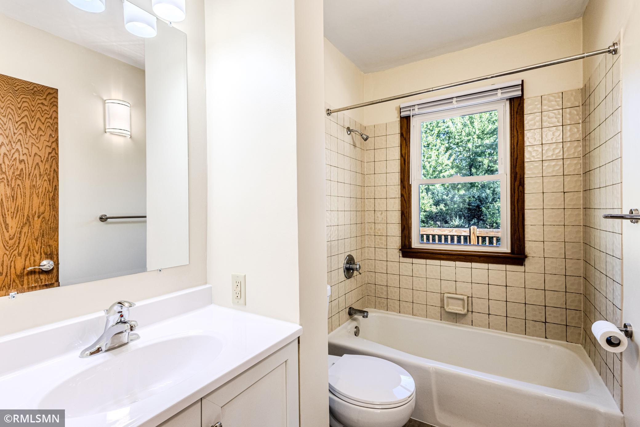 6823 E River Road Ne Property Photo 12