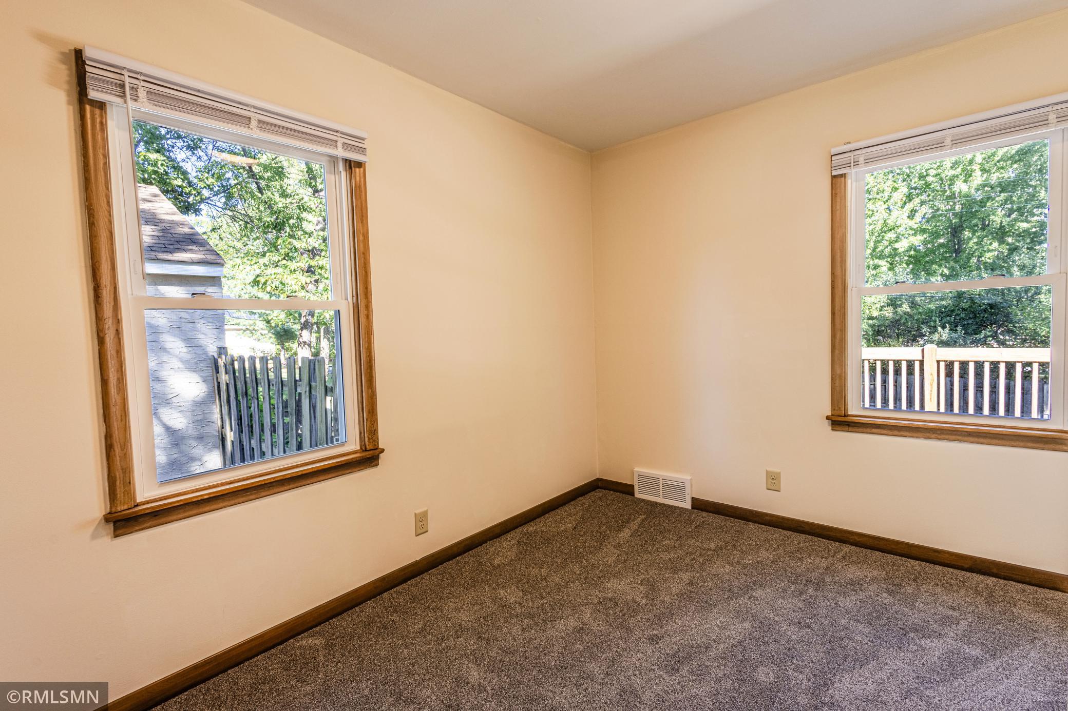 6823 E River Road Ne Property Photo 15