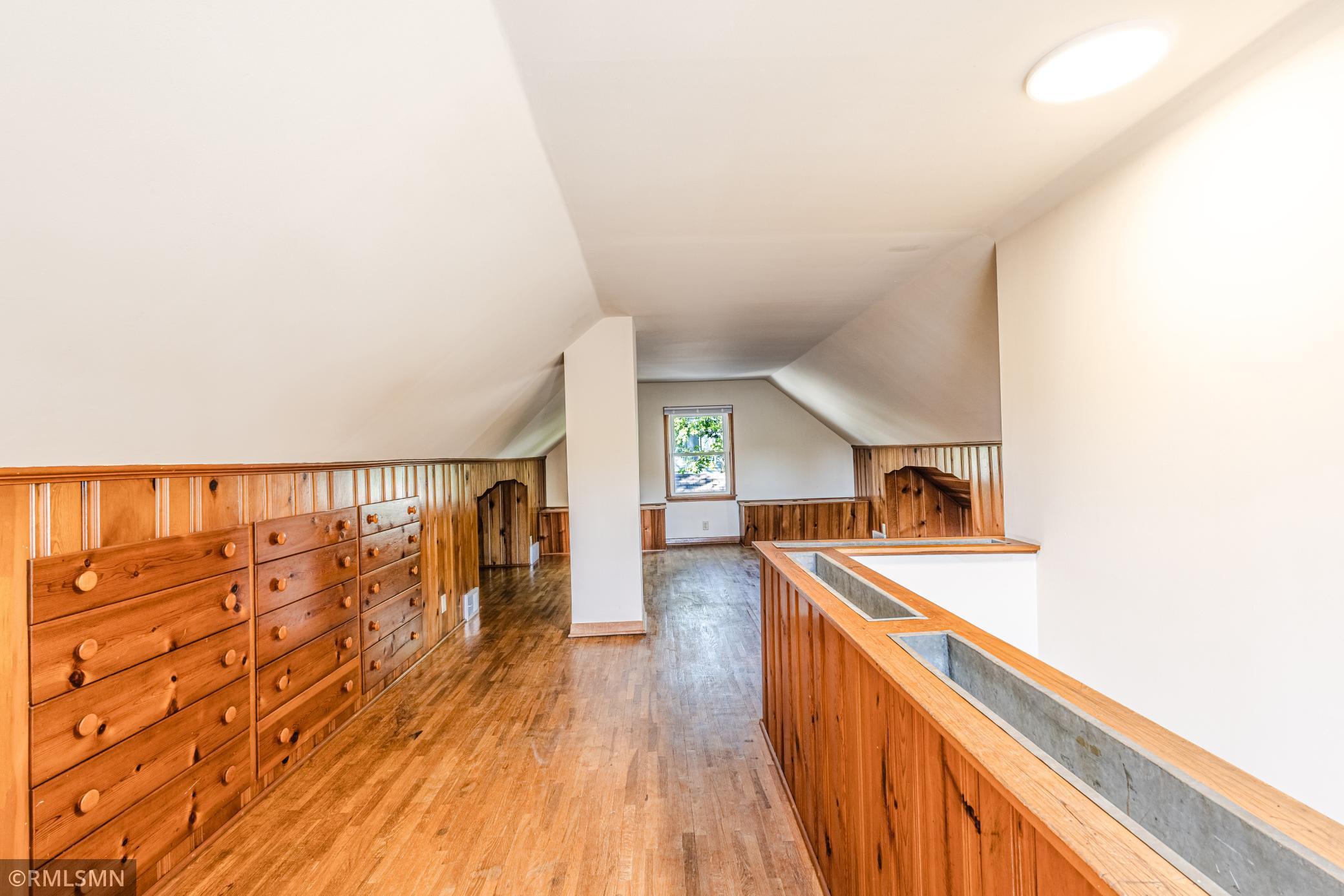 6823 E River Road Ne Property Photo 18
